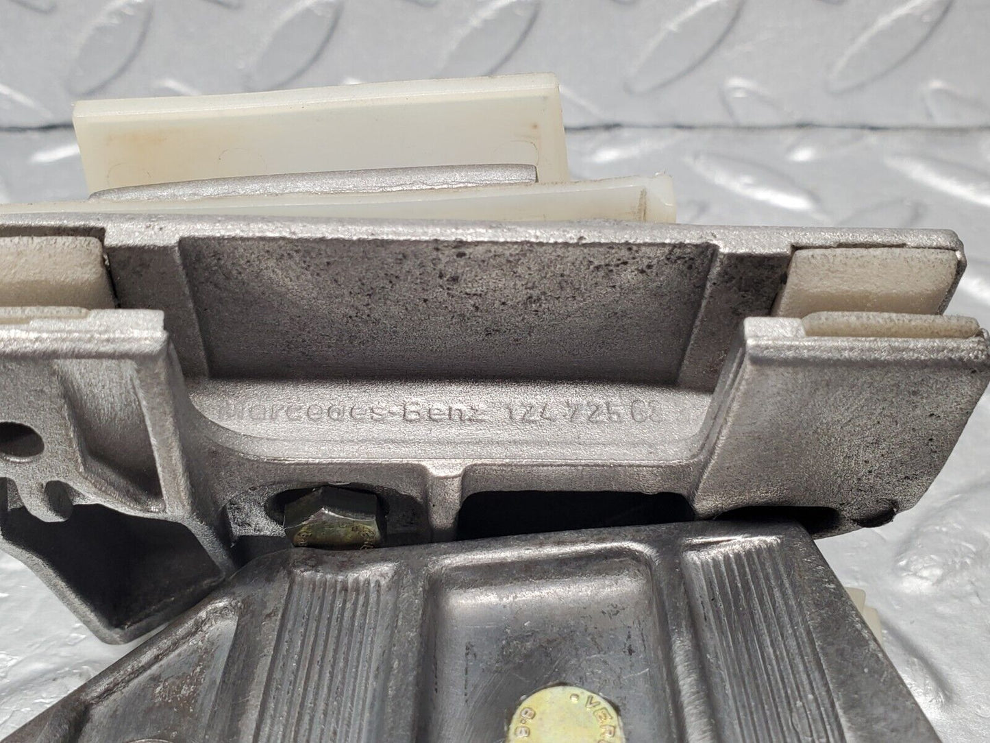 46955 Mercedes-Benz R129 320SL Coupe Door Window Guide Bracket 1247250332 1247250432