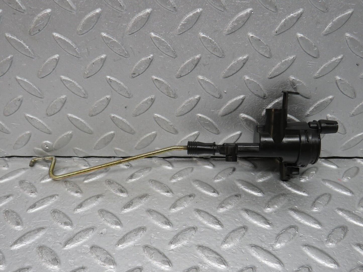 37773 Mercedes-Benz A124 320E Cabriolet Trunk Lock Vacuum Actuator