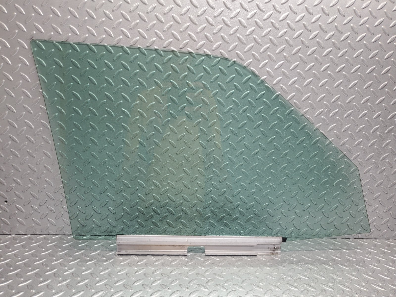 W124 Wagon front left door window glass used OEM