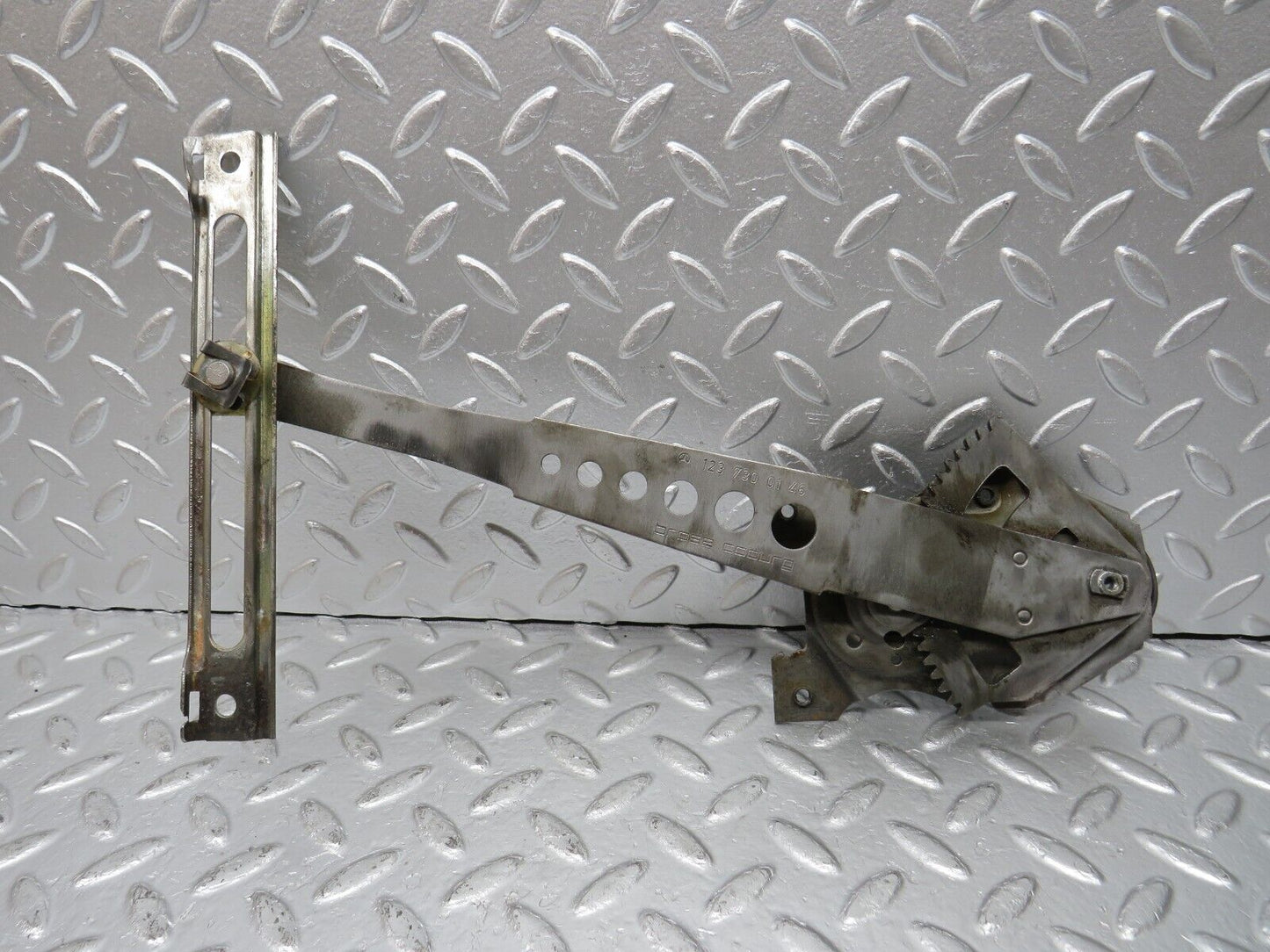 31154 Mercedes-Benz W123 200D Rear Left Manual Window Regulator 1237300146