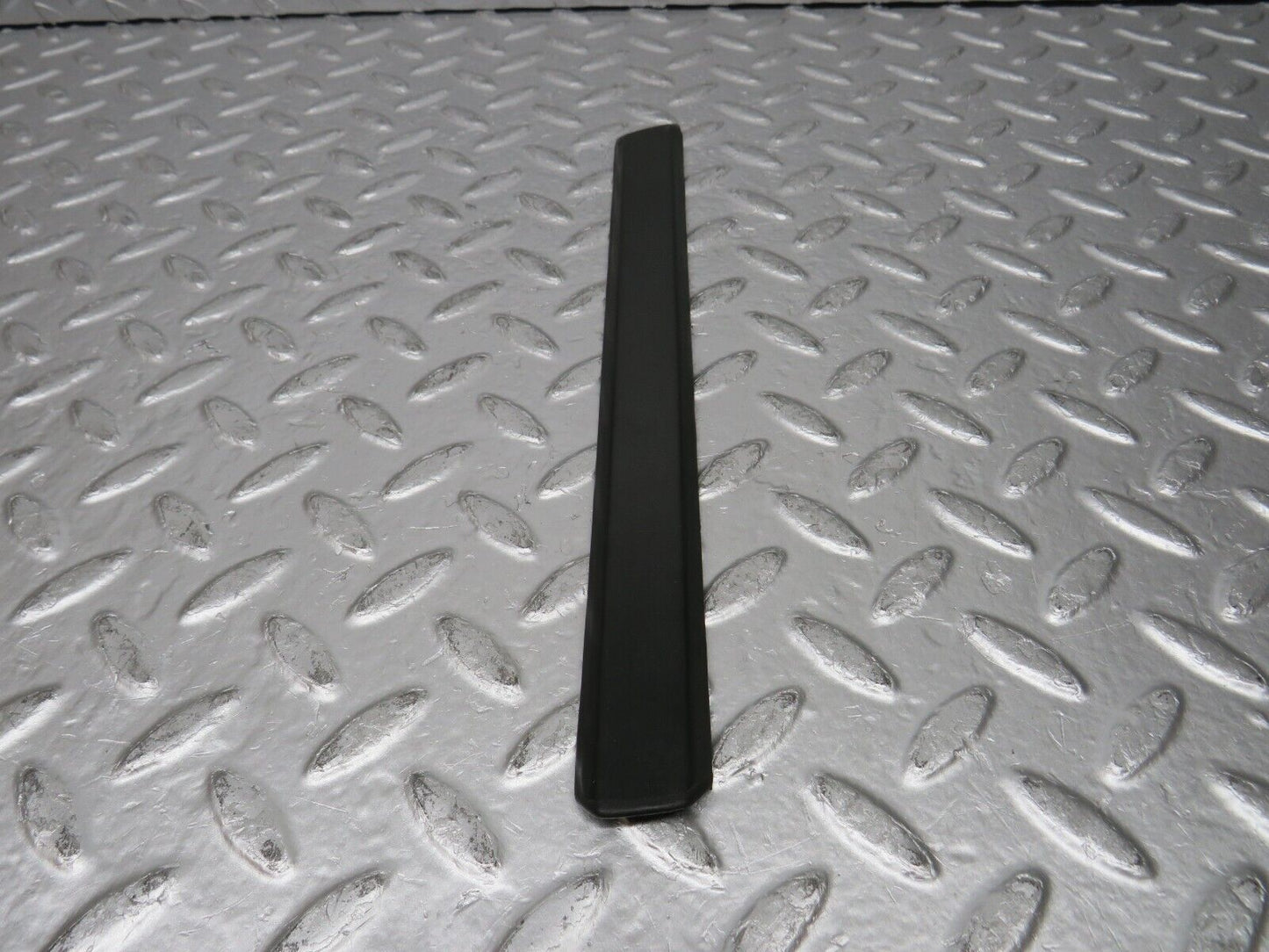 30782 Mercedes-Benz W201 190E 2.0L Front Left Fender Wing Centre Moulding Trim