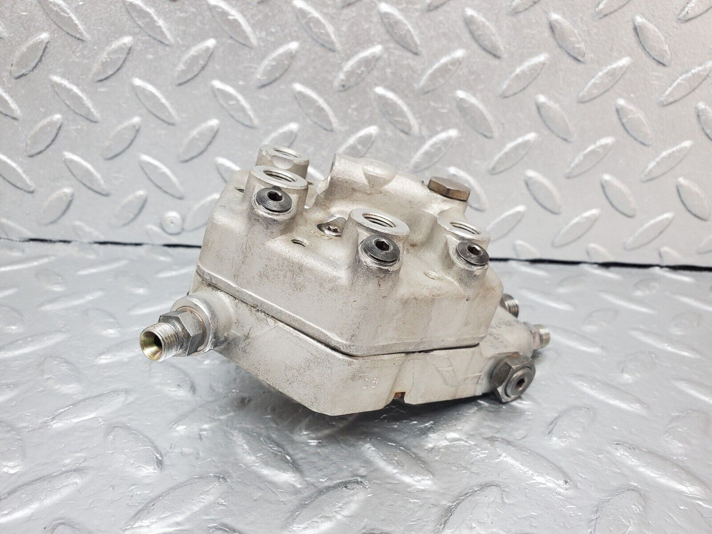 44284 Mercedes-Benz W123 280E Fuel Distributor Bosch 0438100069