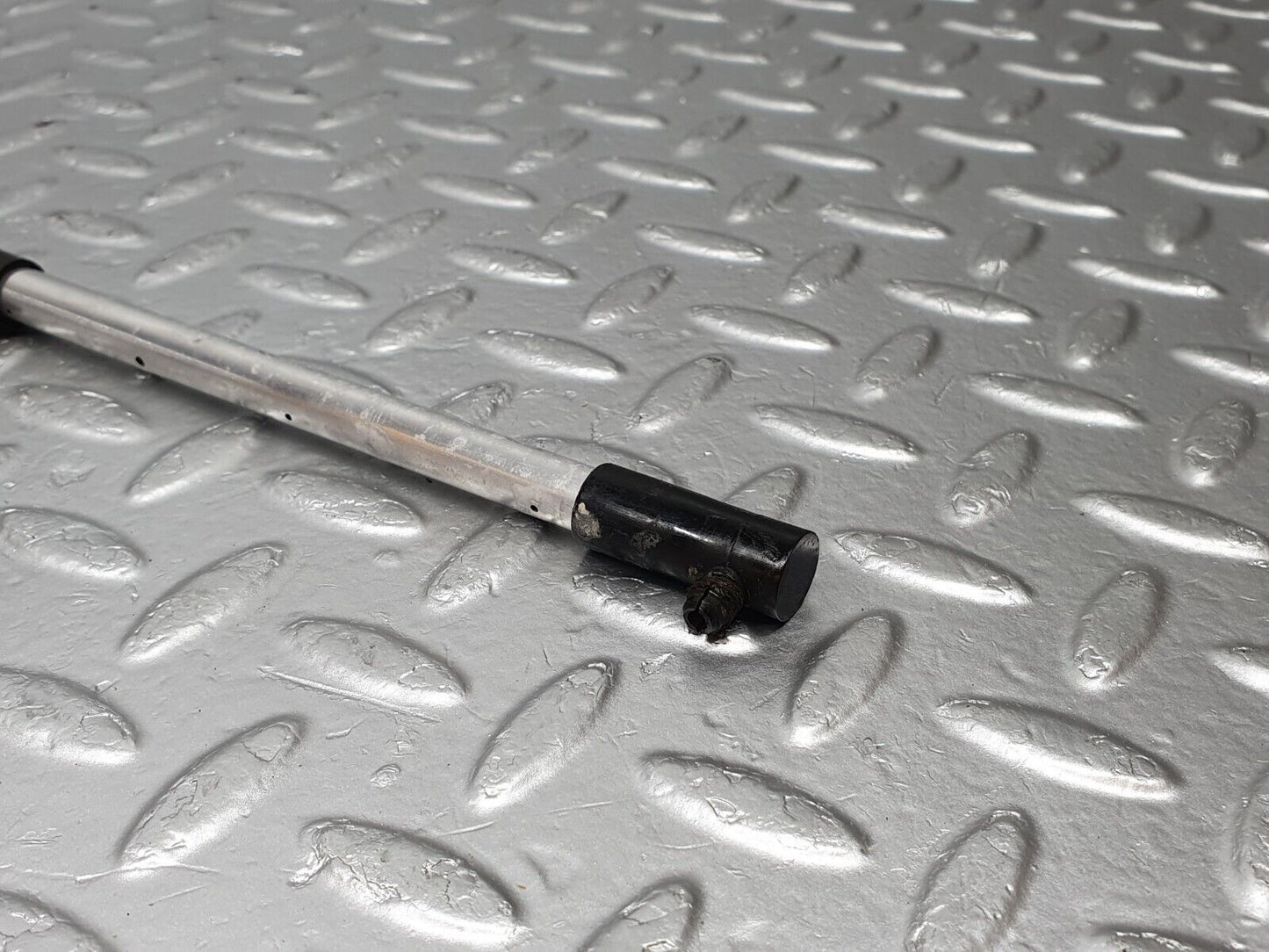 42936 Mercedes-Benz W116 350SE Camshaft Oil Tube