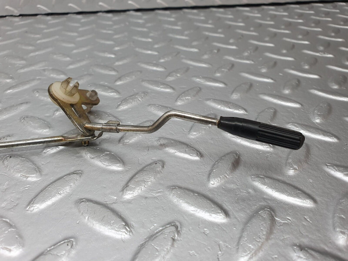 41079 Mercedes-Benz W126 300SE Rear Left Door Lock Vacuum Actuator & Knob