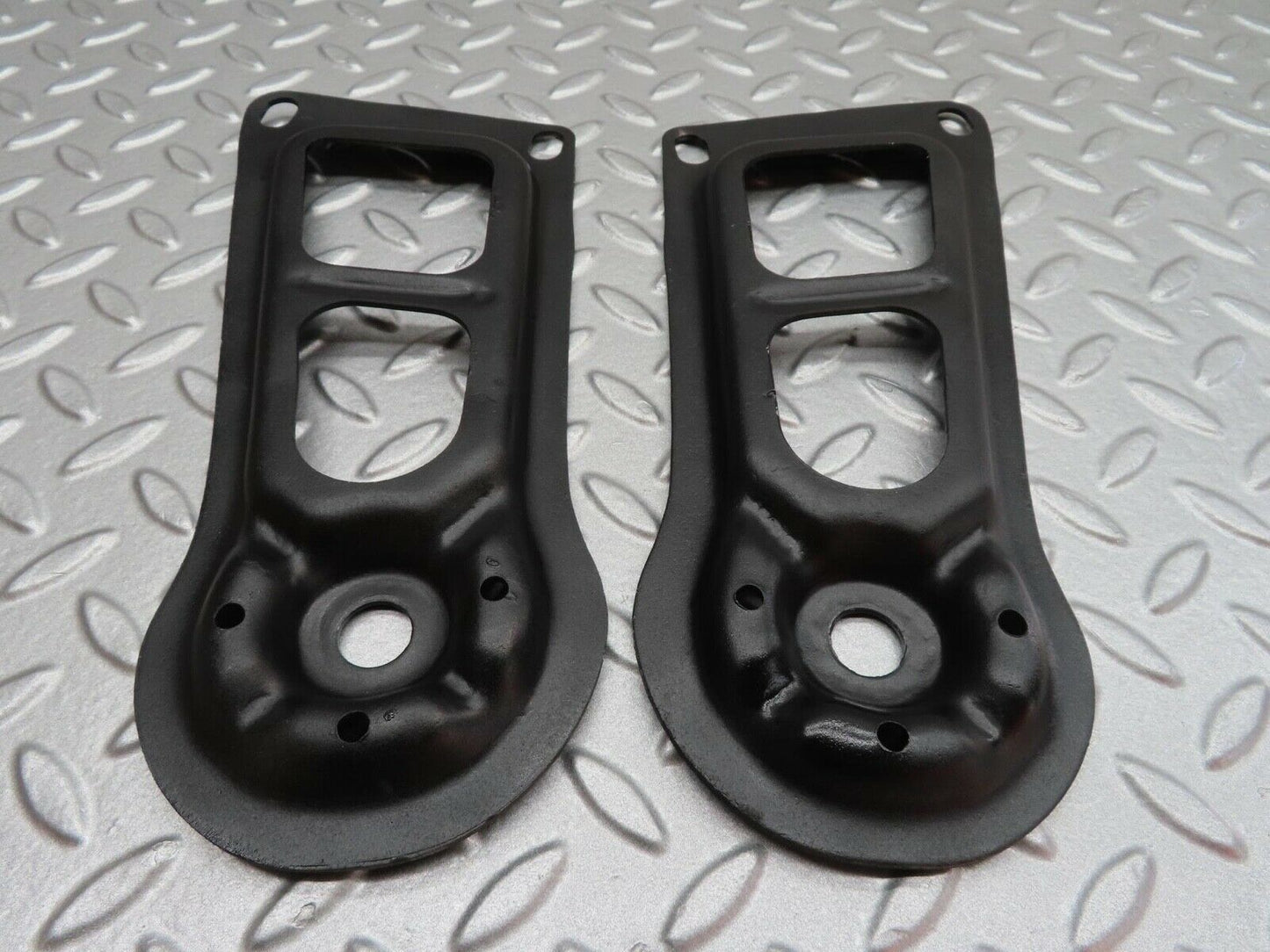 15561 Mercedes-Benz R107 450SL Rear Suspension Axle Mounting Bracket