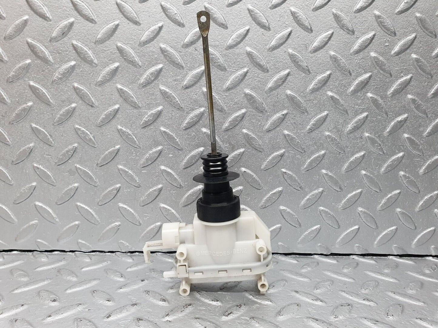 41010 Mercedes-Benz W126 300SE Front Left Door Lock Vacuum Actuator
