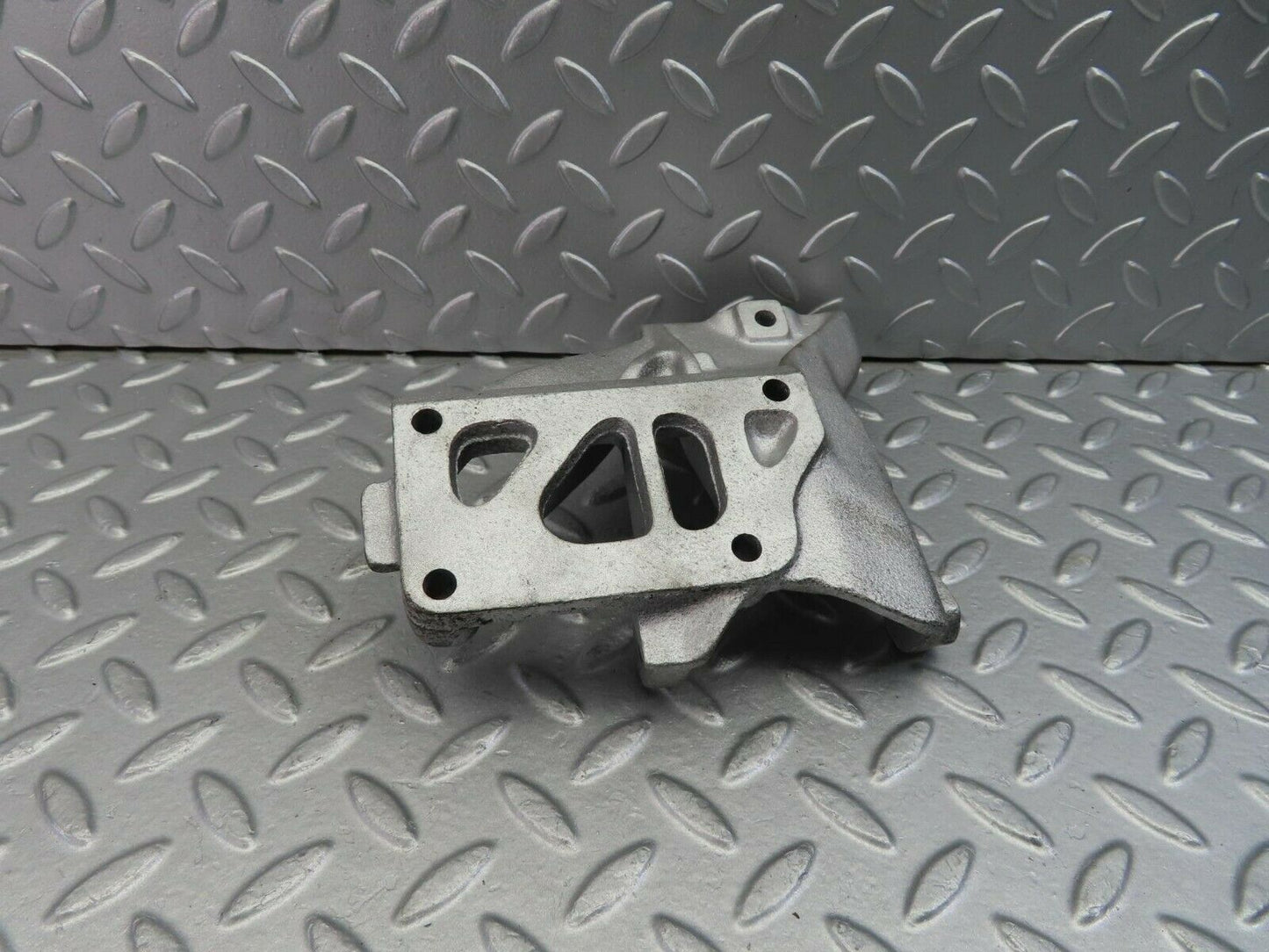 9820 Mercedes-Benz C123 280CE Coupe Alternator Bracket 1101550735