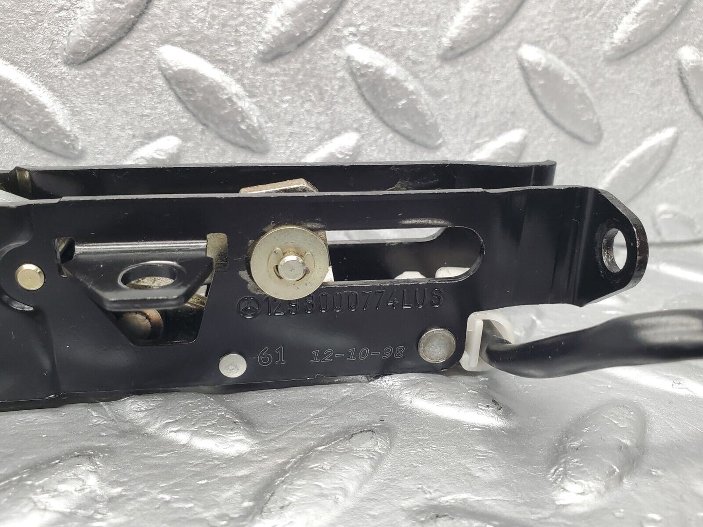 46944 Mercedes-Benz R129 320SL Coupe Soft Top Lock Latch Left 1298000774 1298210951