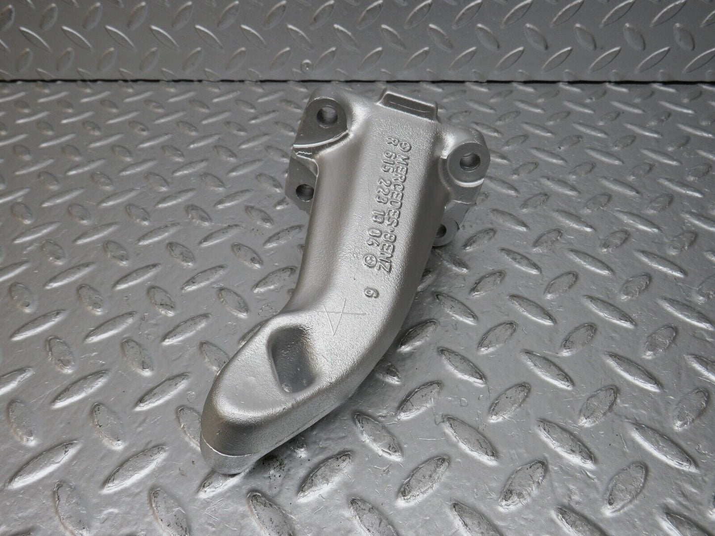 0880 Mercedes-Benz W123 240D Engine Mount Bracket Left Side 6152231304