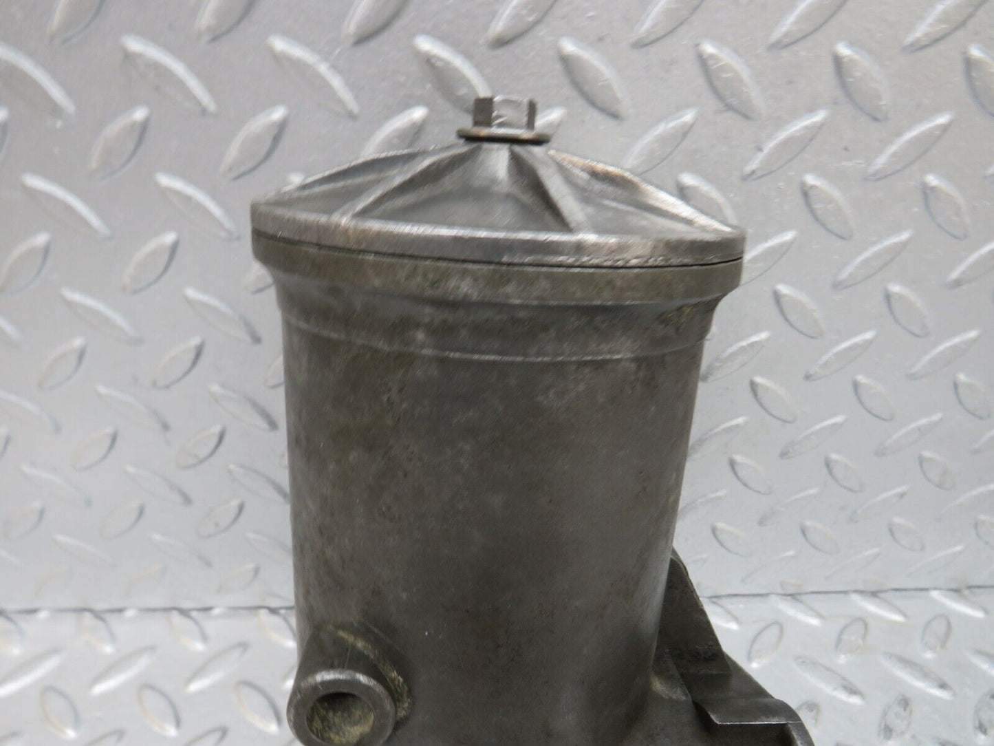37150 Mercedes-Benz C126 420SEC Coupe Oil Filter Housing 0011846525 1171802511