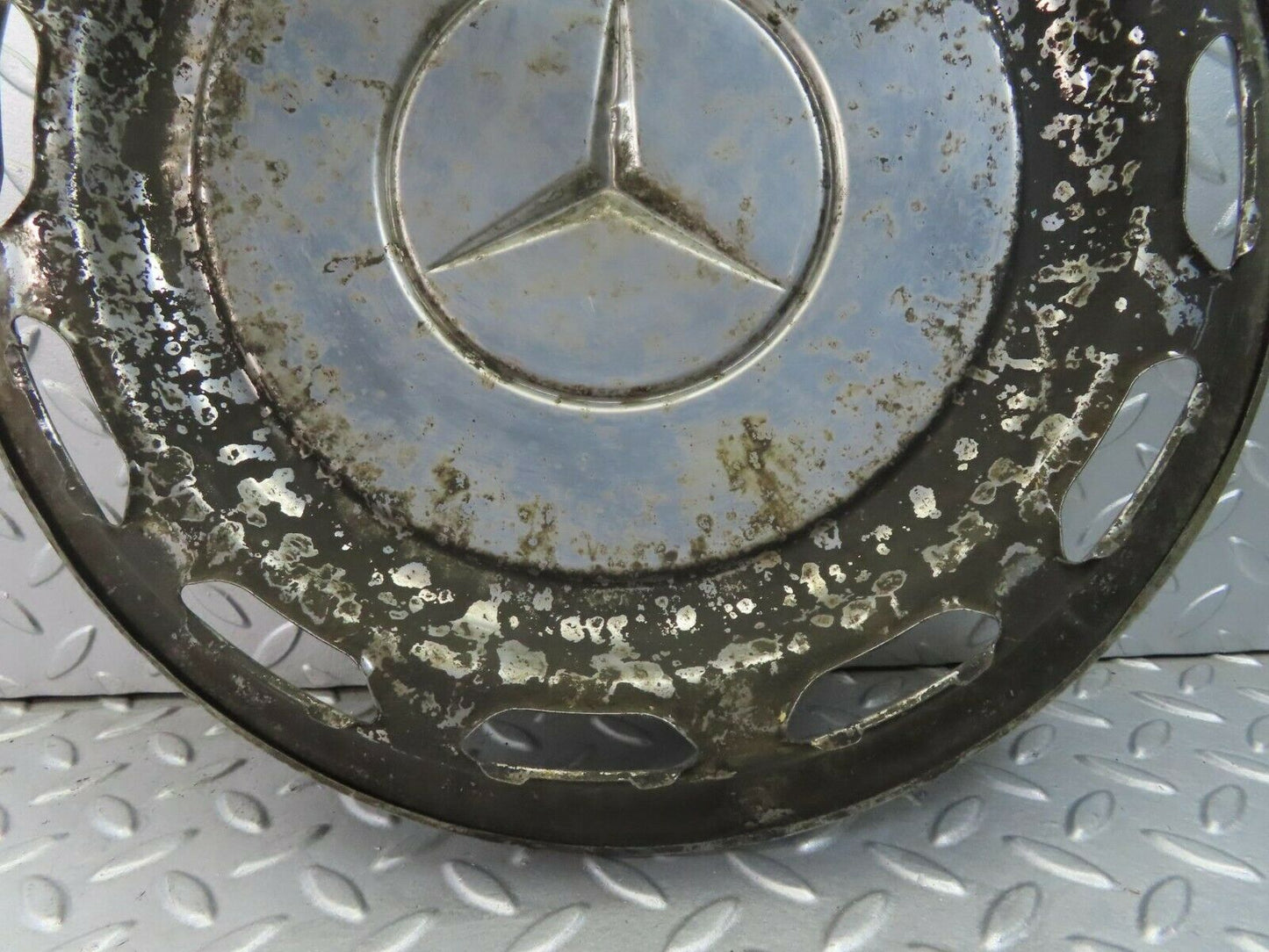 8412 Mercedes-Benz Vintage Wheel Trim Hub Cap 14