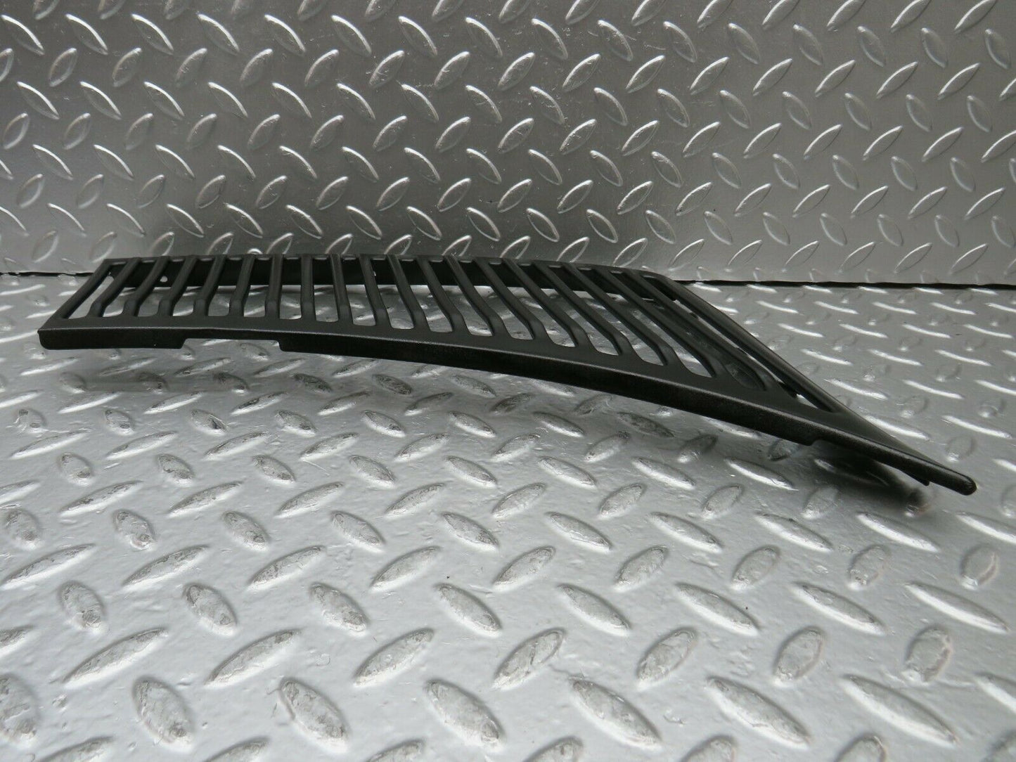 22868 Mercedes-Benz C107 450SLC Coupe Air Intake Grill Right Side