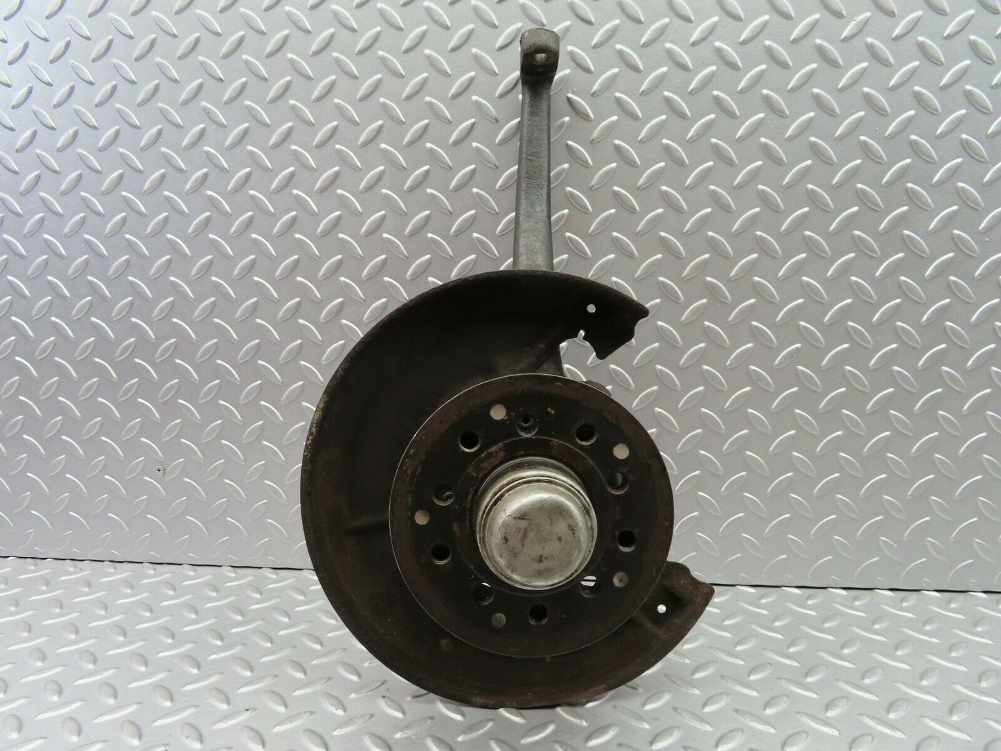 6028 Mercedes-Benz W123 200 Front Left Wheel Hub