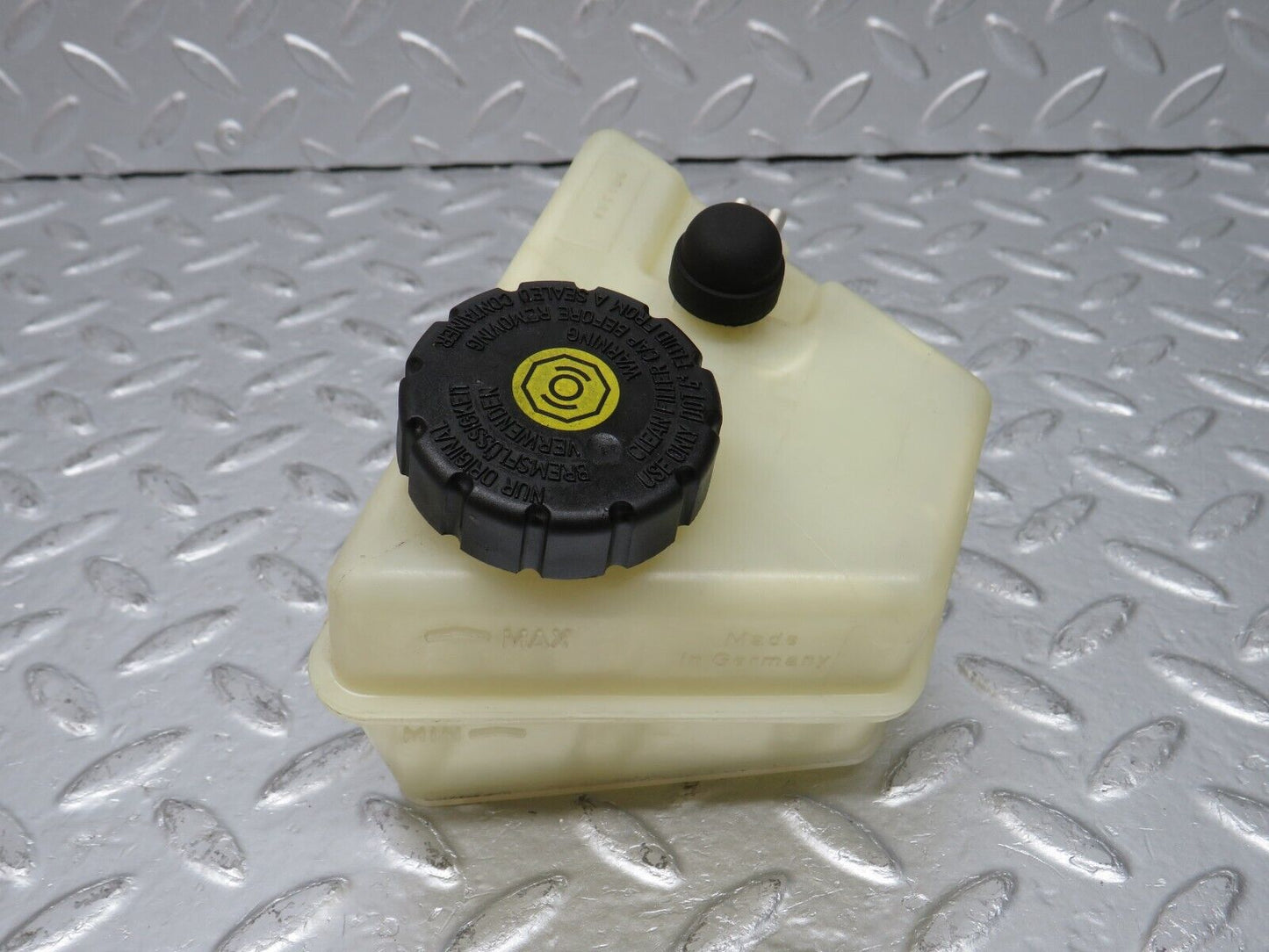 33288 Mercedes-Benz W202 C180 Brake Fluid Reservoir Tank 2024300002