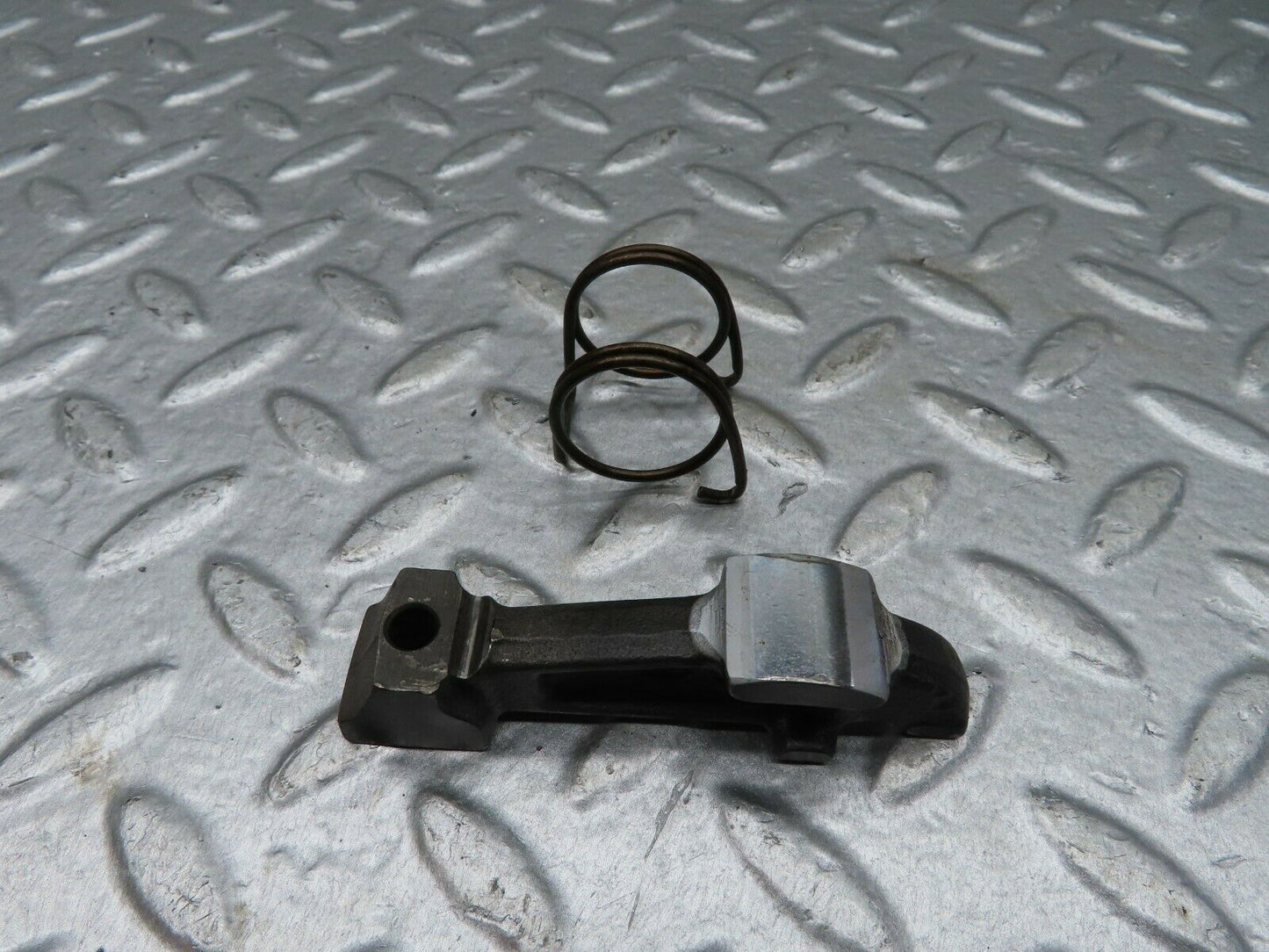 18062 Mercedes-Benz W123 200 Valve Rocker Arm With Retaining Spring