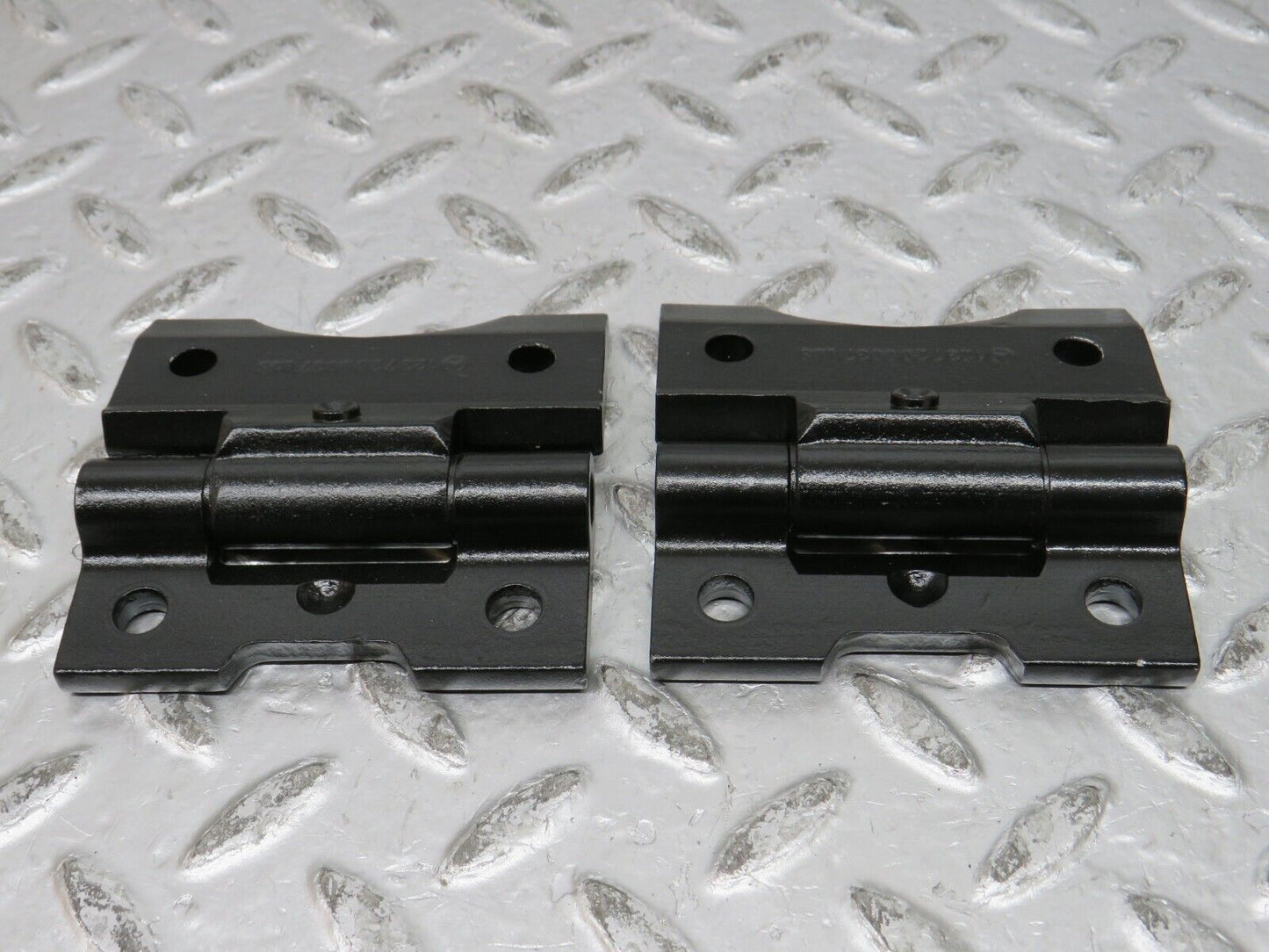 32147 Mercedes-Benz W123 230E Door Hinge Pair 1237200037