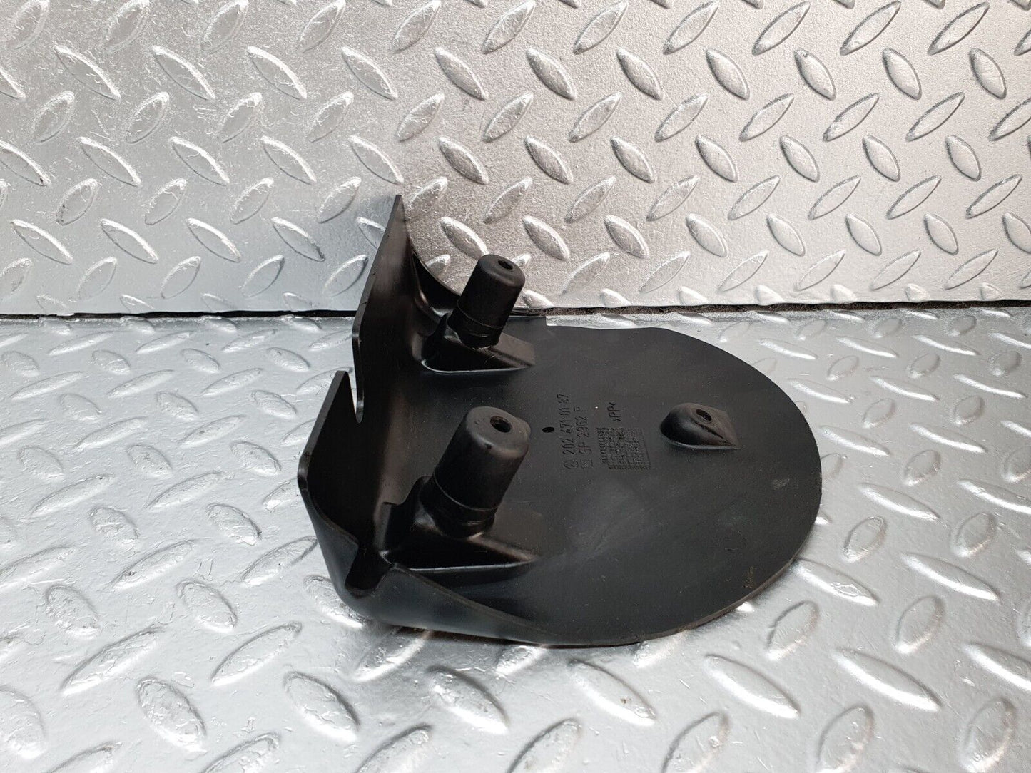 41944 Mercedes-Benz W202 C200 Fuel Tank Plastic Cover Right 2024710187