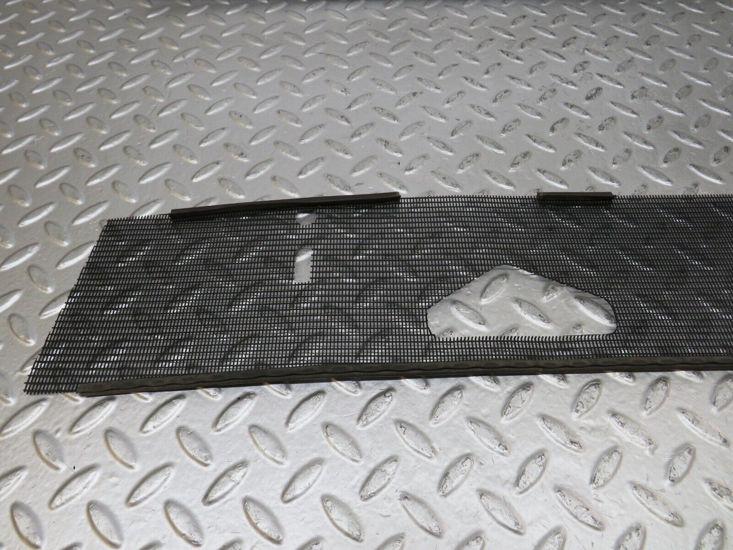 26307 Mercedes-Benz W116 450SE Air Intake Grill Chrome