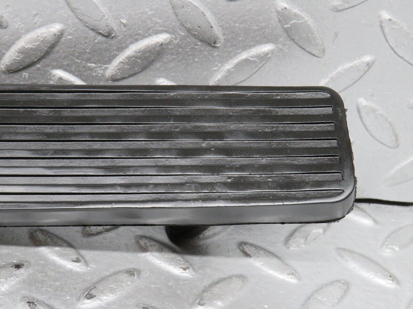37940 Mercedes-Benz A124 320E Cabriolet Accelerator Pedal With Rubber 1263000504 1233010082