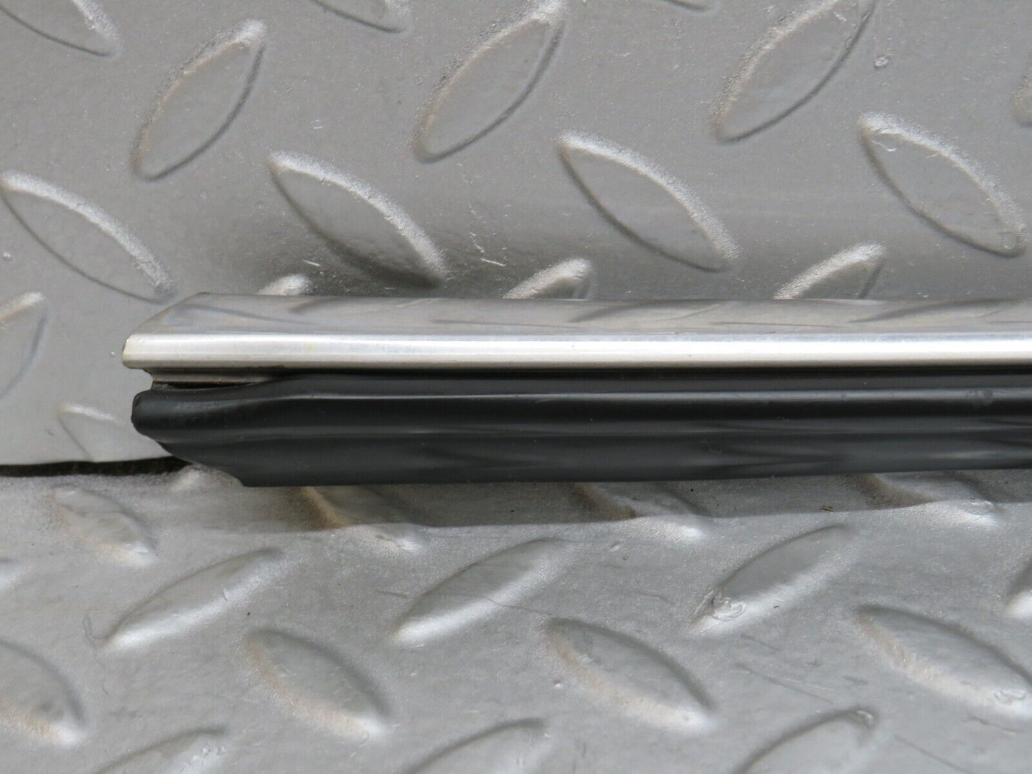 37309 Mercedes-Benz W109 300SEL Front Right Door Centre Moulding Trim