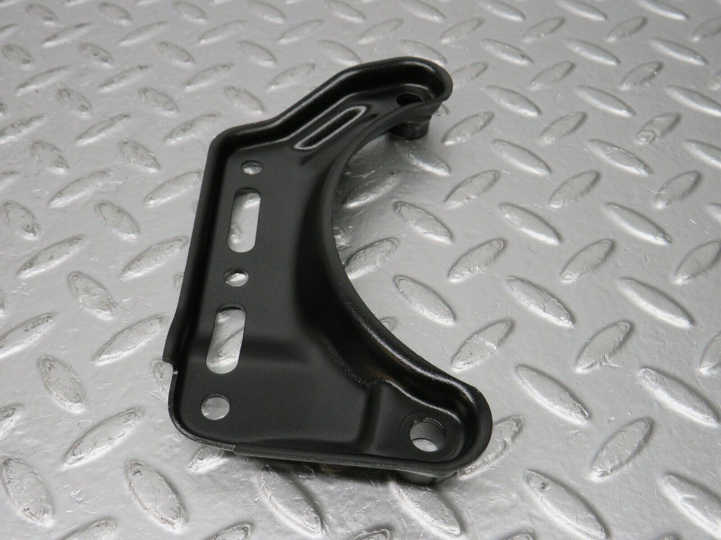 32672 Mercedes-Benz S124 300TE Air Conditioning Compressor Support Bracket