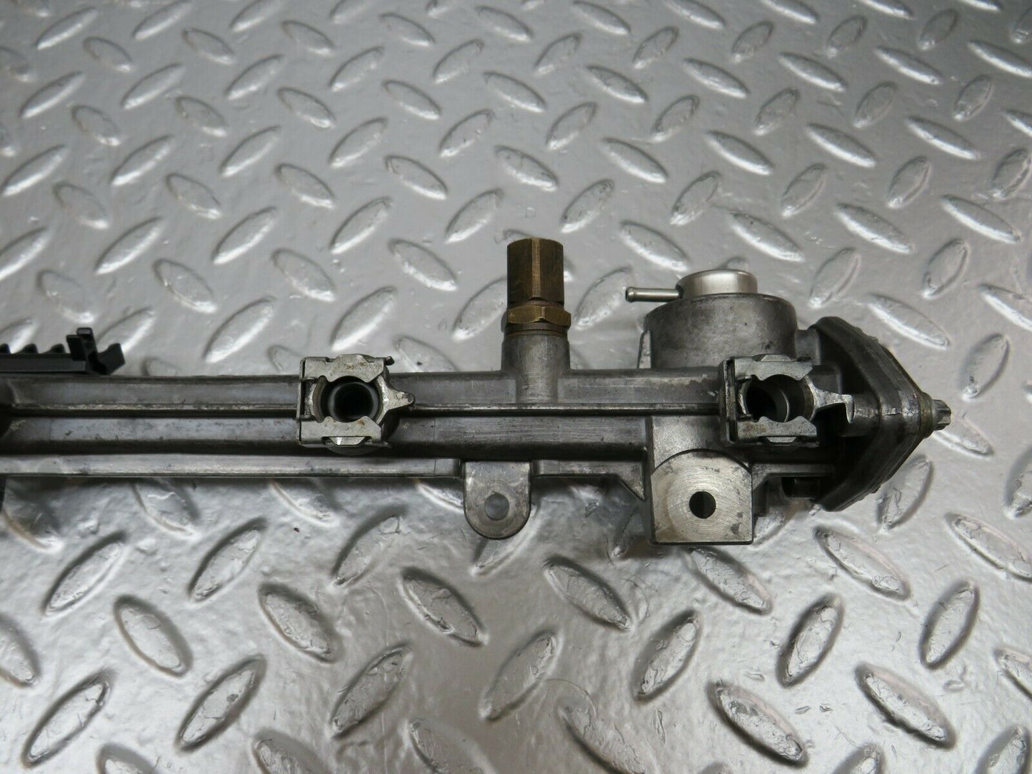24414 Mercedes-Benz S124 220TE Wagon Fuel Injector Rail 1110780745