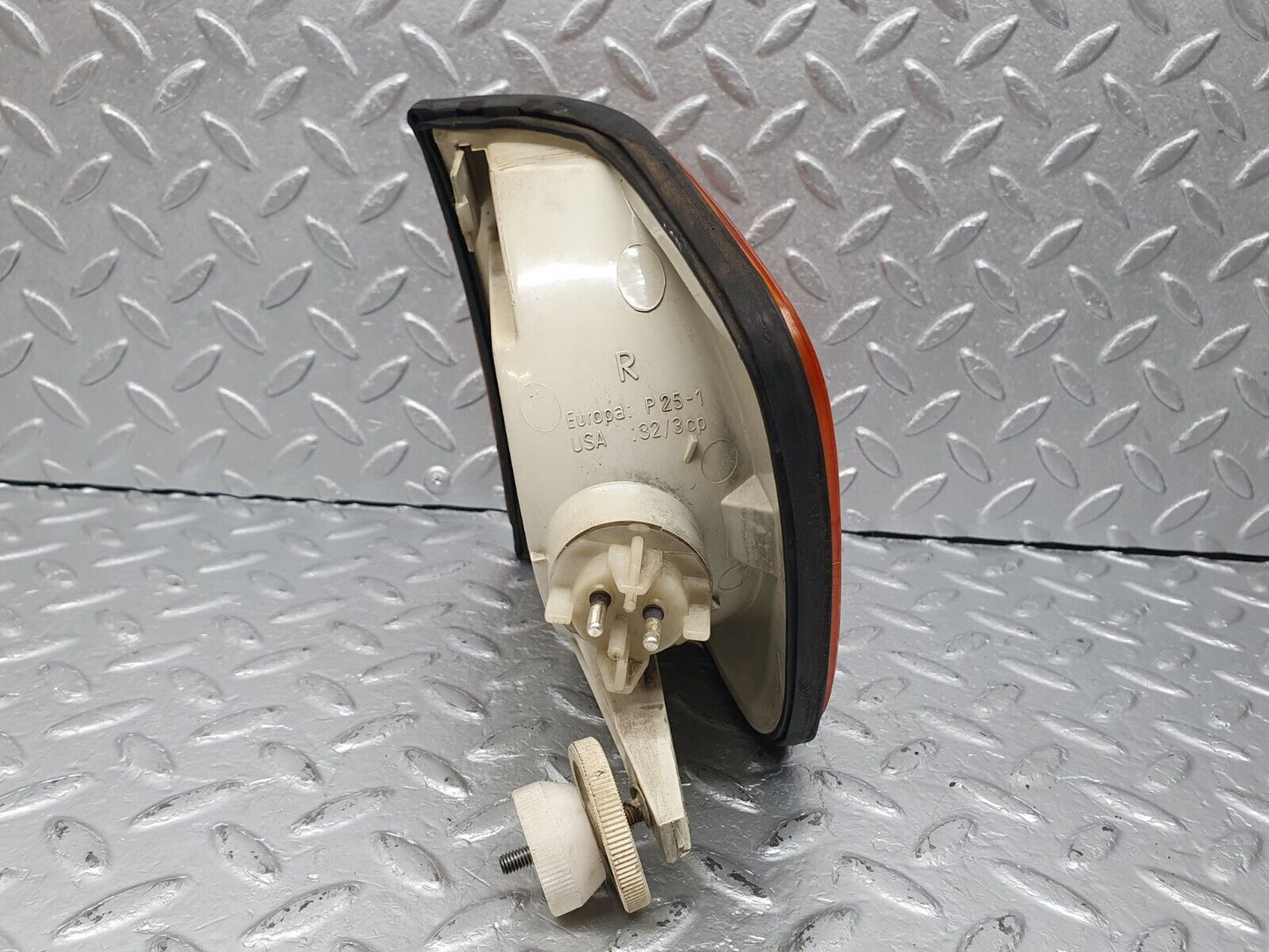 40953 Mercedes-Benz W126 300SE Indicator Light Front Right Bosch 1305233062