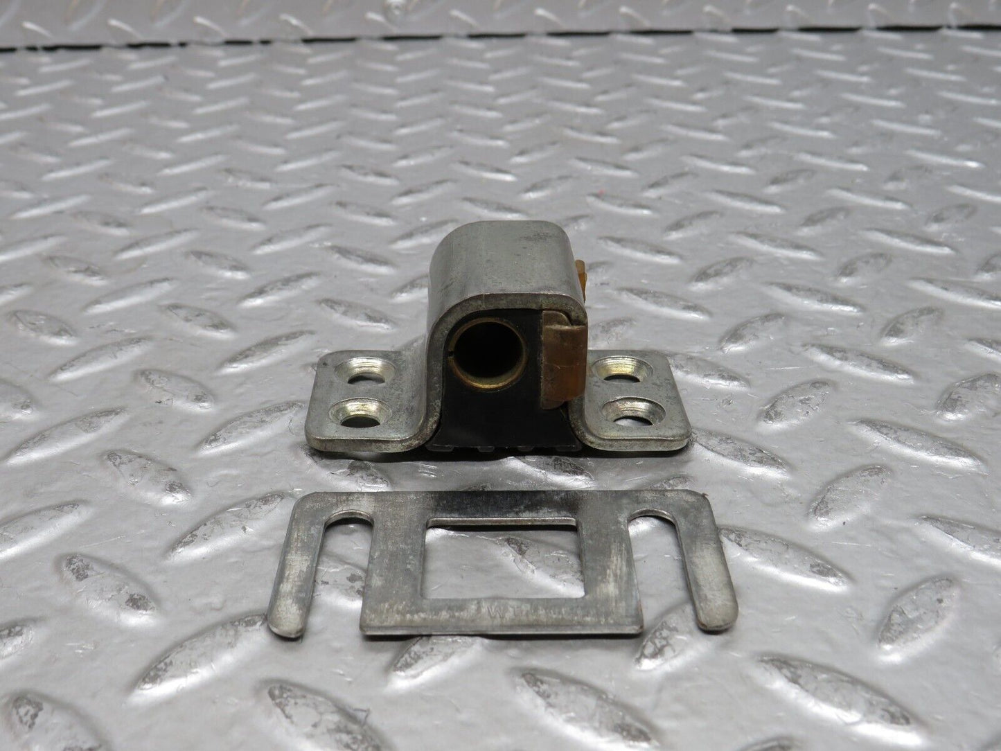 27947 Mercedes-Benz W123 280E Door Lock Latch Right Side