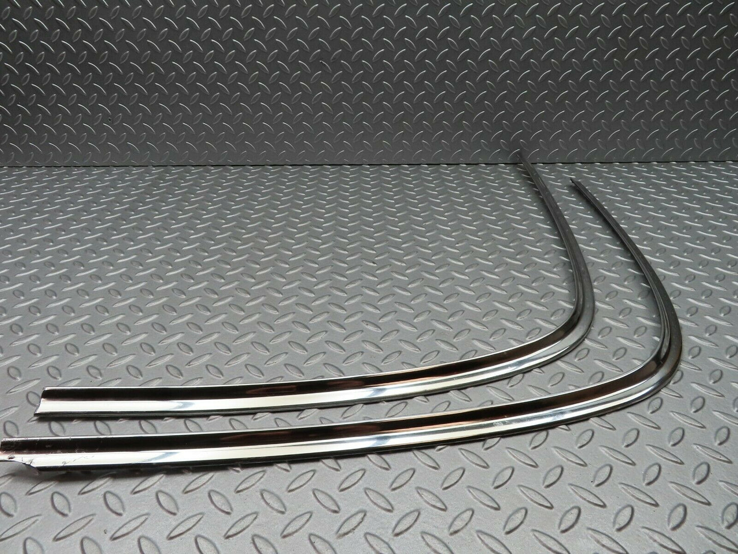 5193 Mercedes-Benz R107 350SL Coupe Soft Top Boot Lid Chrome Trim