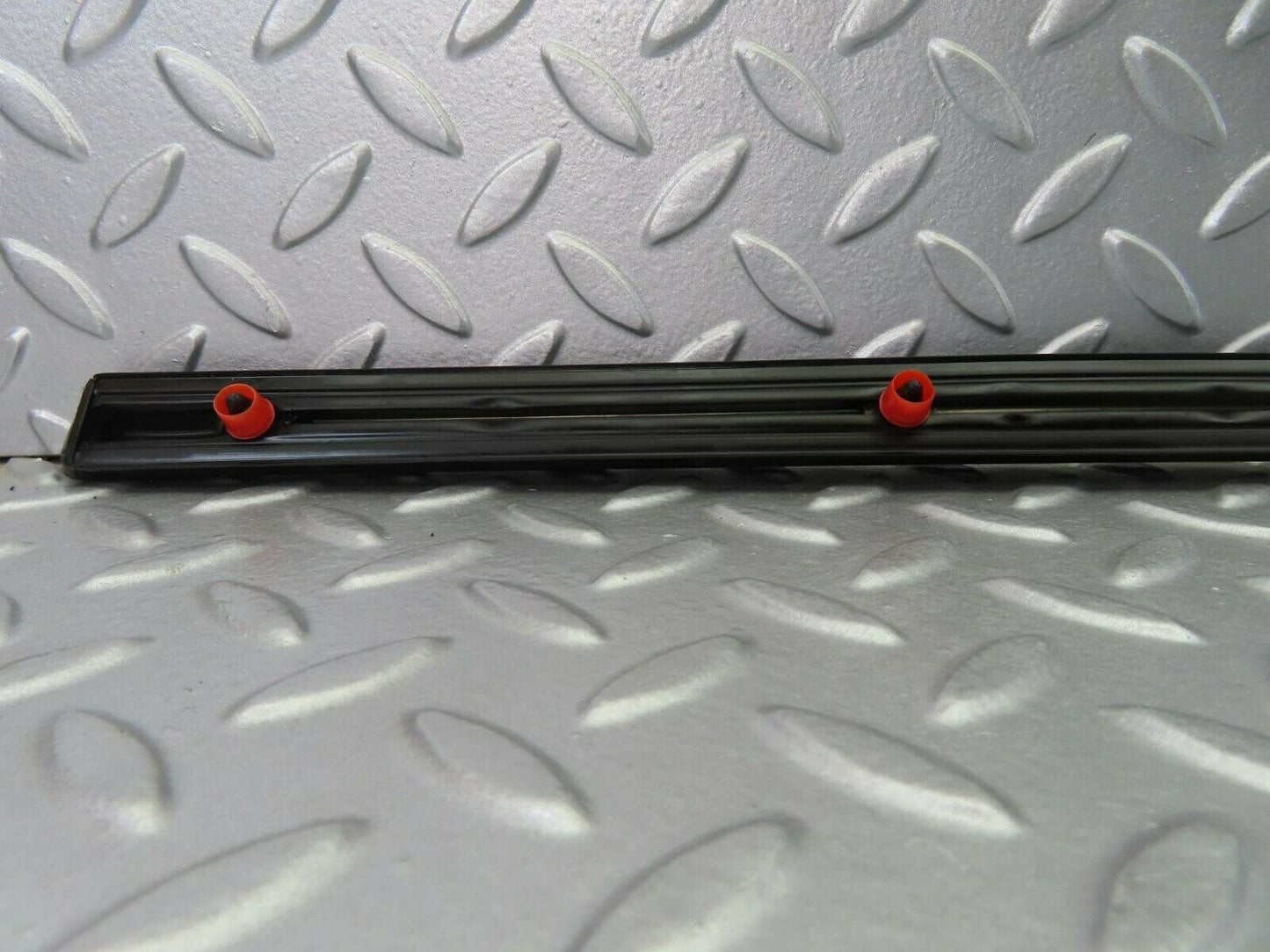 10239 Mercedes-Benz W123 Front Left Door Centre Moulding Trim