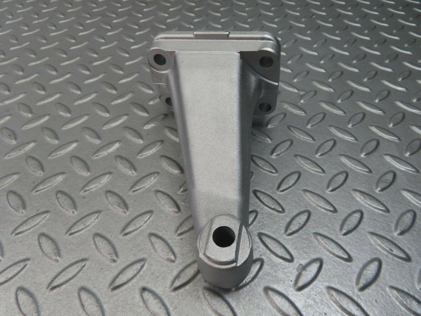 8335 Mercedes-Benz W115 Engine Mount Bracket Right Side 1152230504