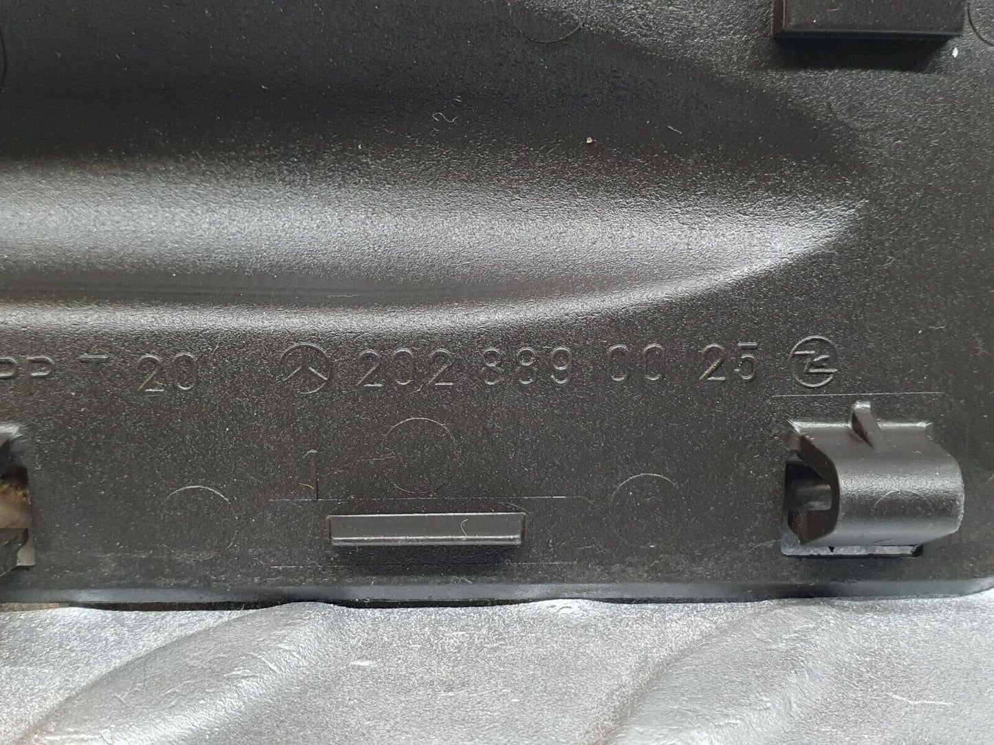 41975 Mercedes-Benz W202 C200 Windscreen Washer Nozzle Cover Trim 2028890025