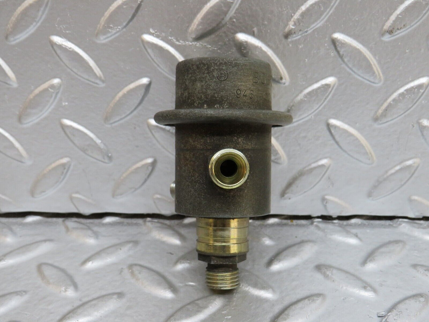 29450 Mercedes-Benz W124 230E Bosch Fuel Pressure Regulator 0438161001