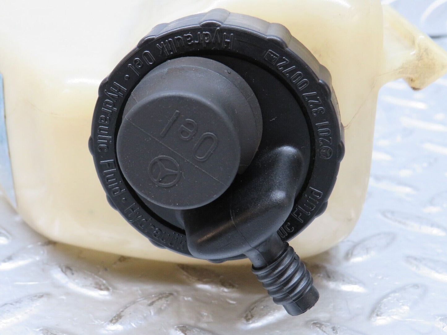 31298 Mercedes-Benz S124 220TE Hydraulic Suspension Fluid Reservoir 0009899103