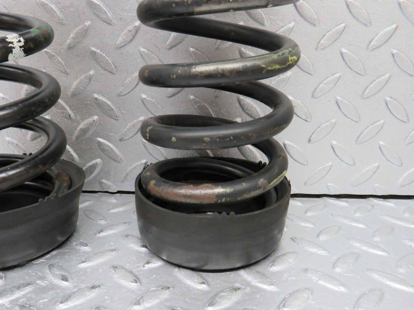 39021 Mercedes-Benz W201 190E 2.6L Rear Coil Spring Pair 2013243604