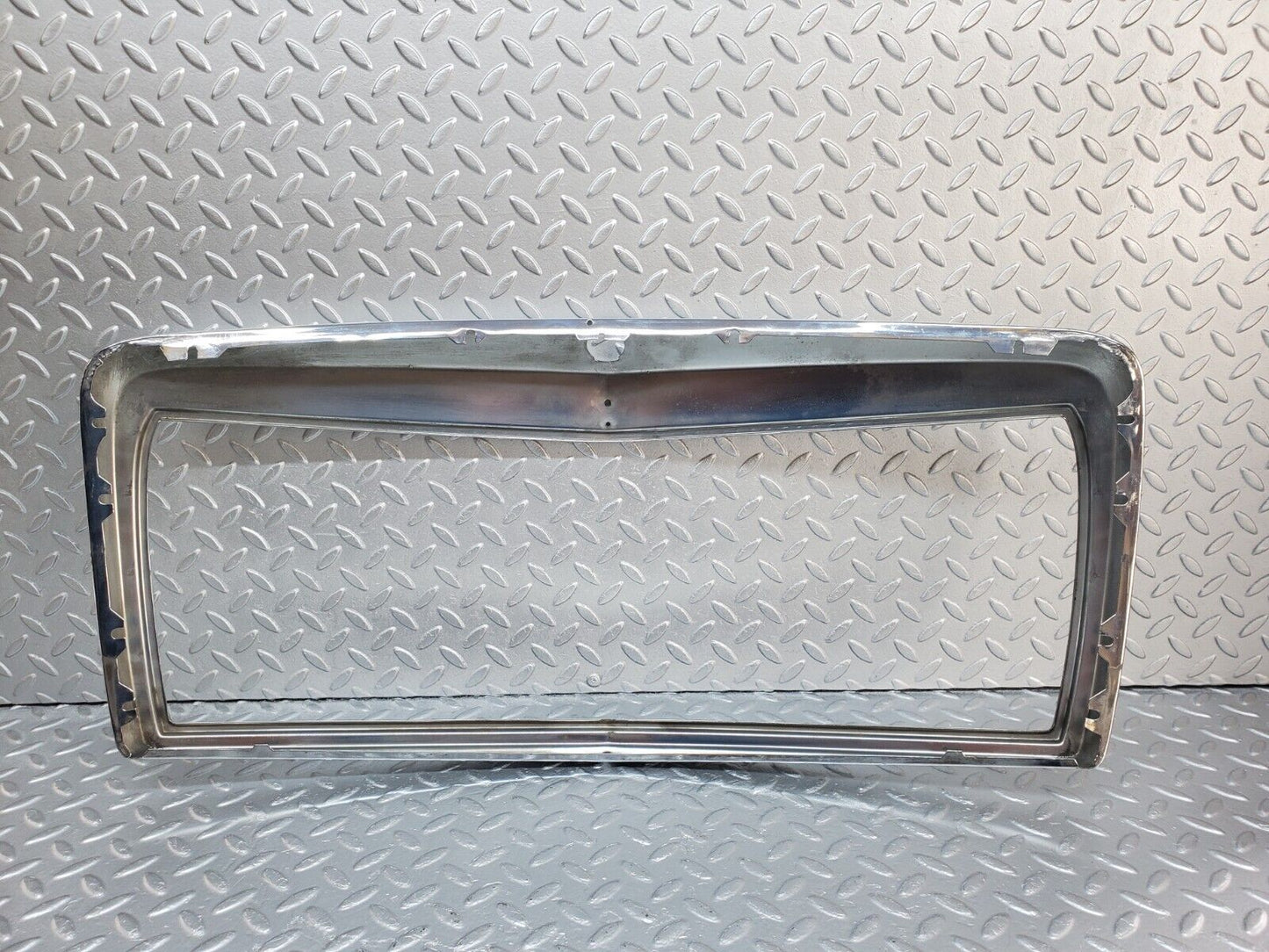 45724 Mercedes-Benz W126 420SE Bonnet Grill Chrome Frame