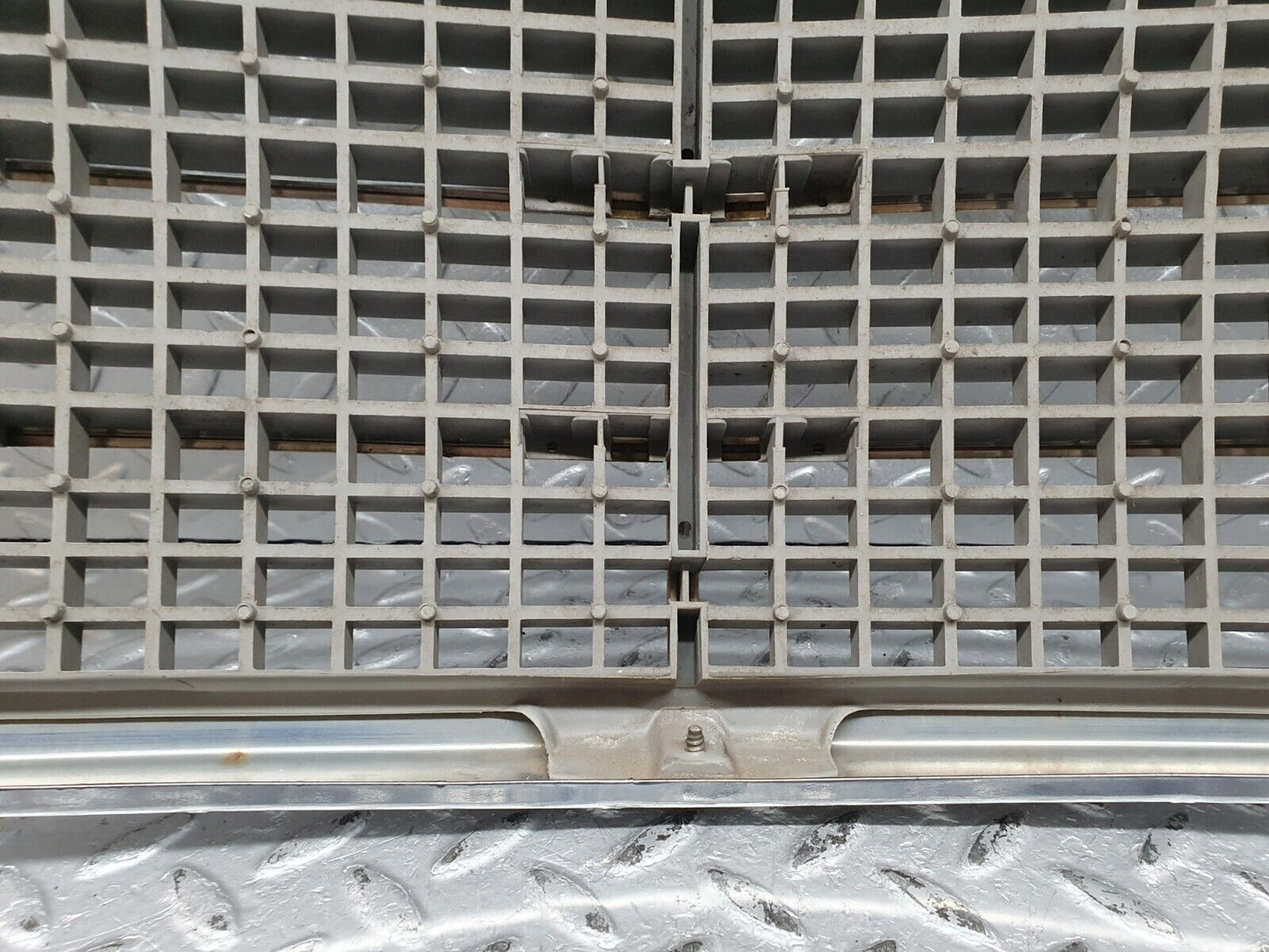 41221 Mercedes-Benz W126 300SE Bonnet Grill Chrome 1268880423