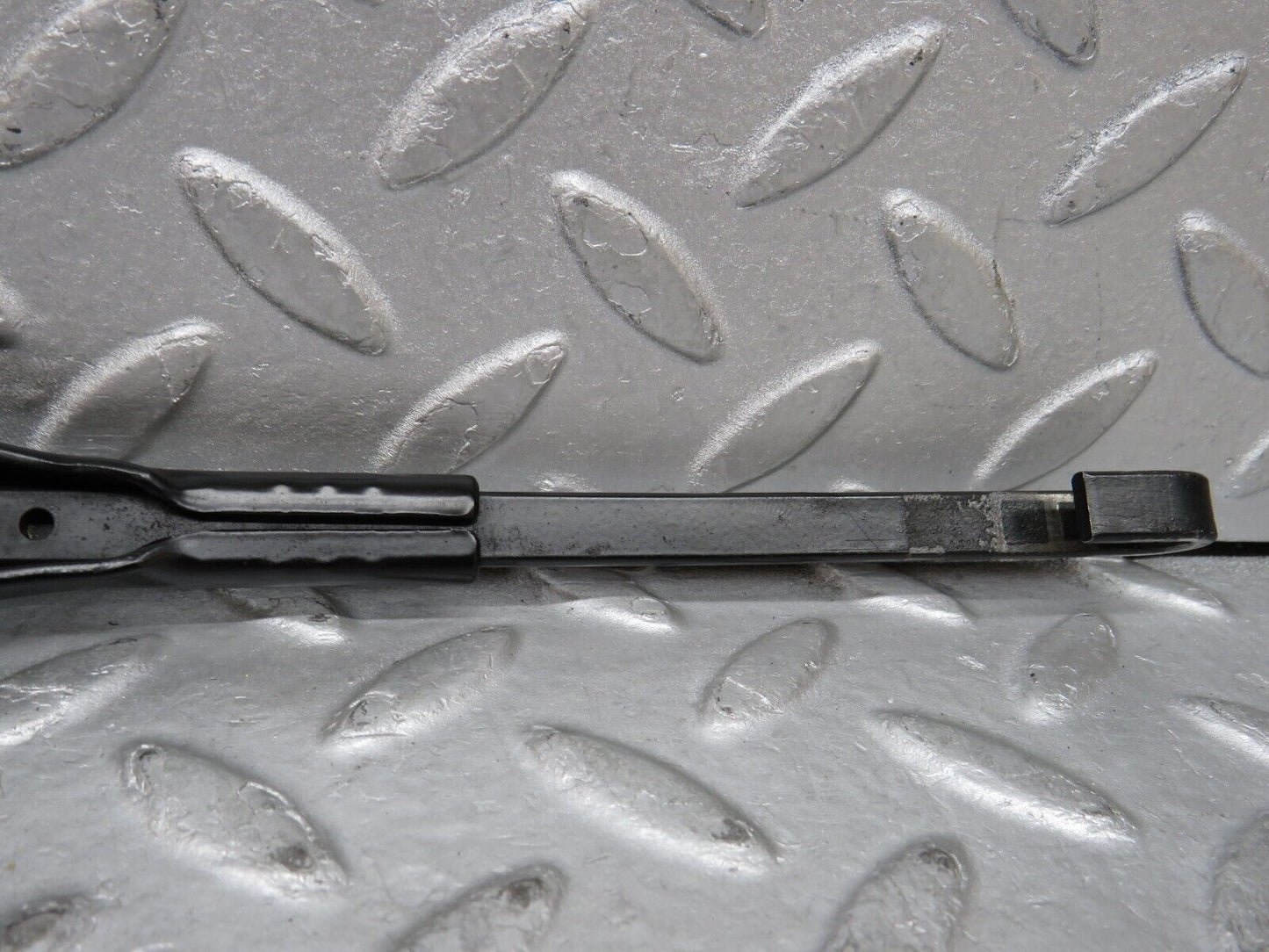 37866 Mercedes-Benz A124 320E Cabriolet Wiper Arm Bosch