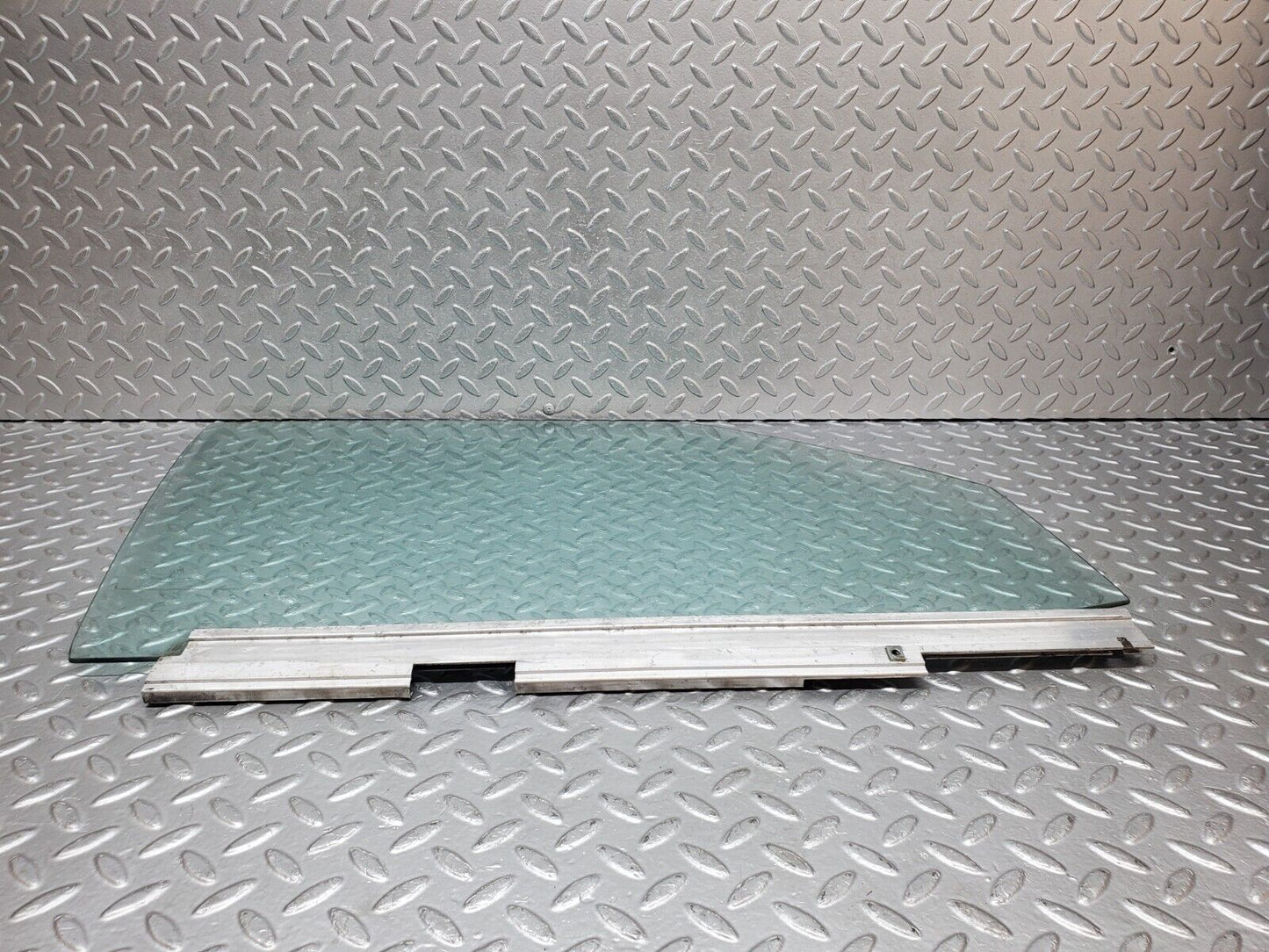45800 Mercedes-Benz W126 420SE Front Right Door Window Glass