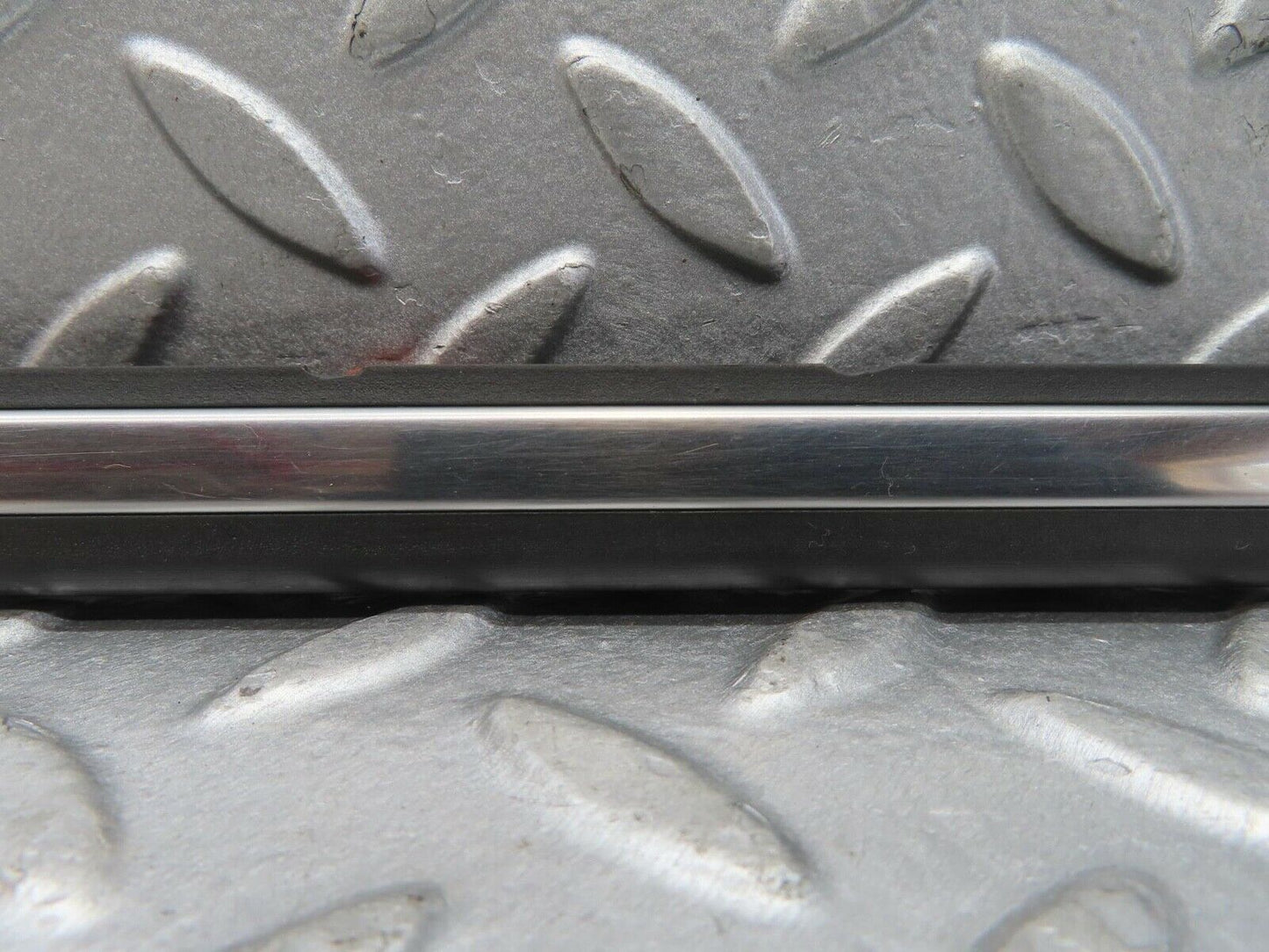 13448 Mercedes-Benz W123 200 Front Left Door Centre Moulding Trim