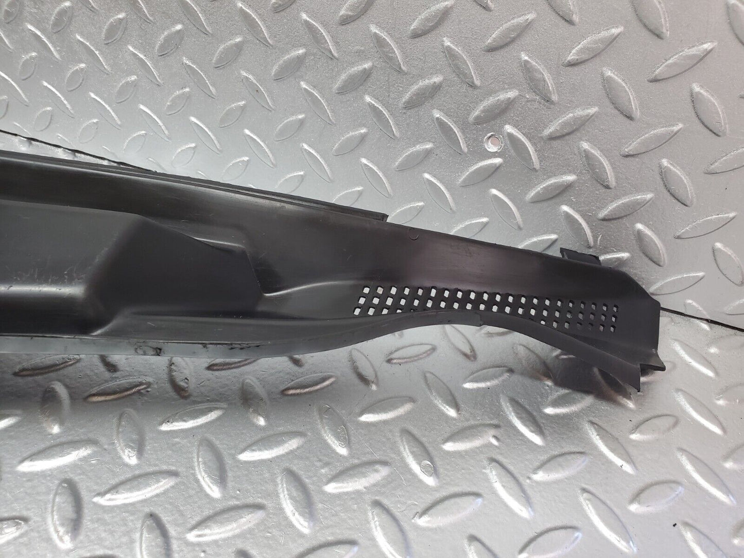 45707 Mercedes-Benz W126 420SE Windscreen Wiper Cover Grill 1268300413 1268300313