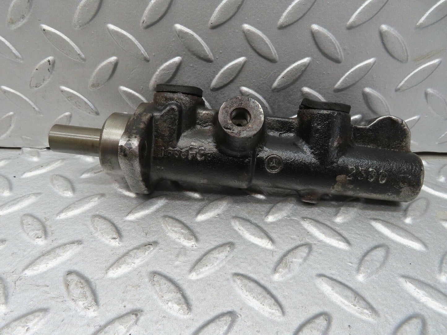 13683 Mercedes-Benz W123 200 Brake Master Cylinder Bendix 2530