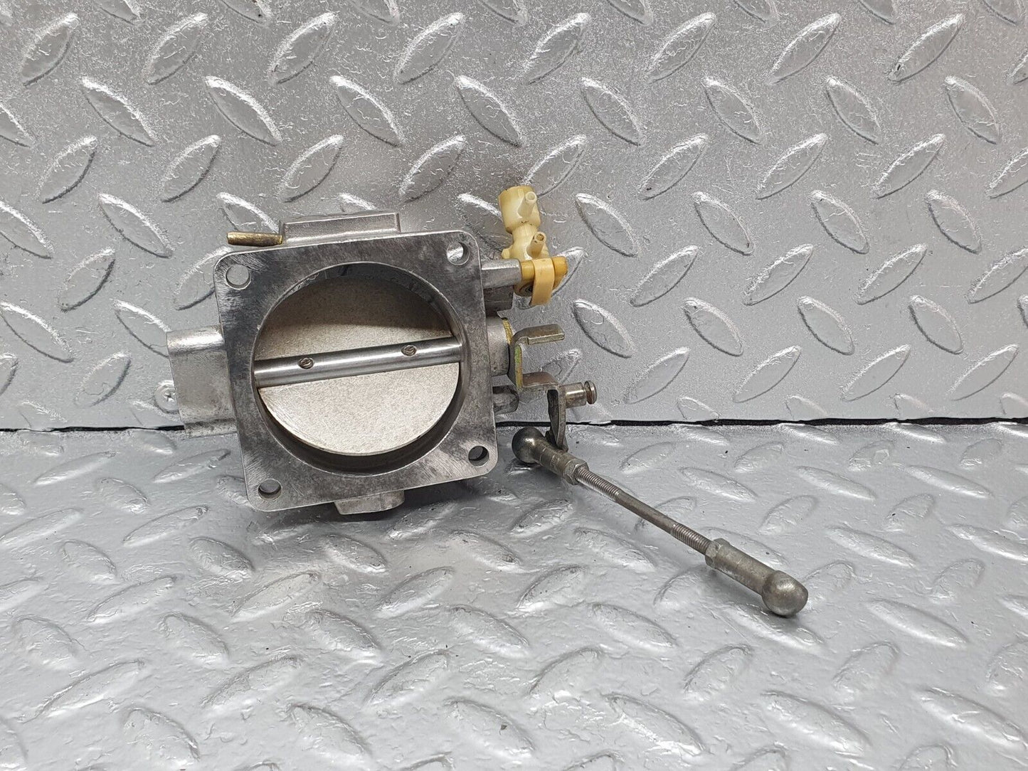 43580 Mercedes-Benz C126 380SEC Coupe Throttle Body Valve 0039970036