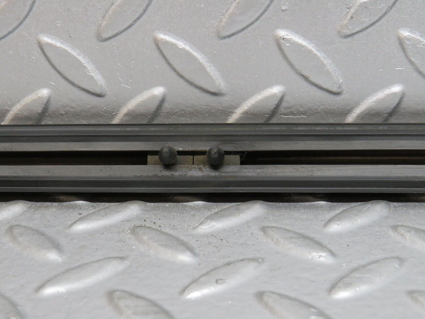 40642 Mercedes-Benz W123 300D Front Right Door Centre Moulding Trim