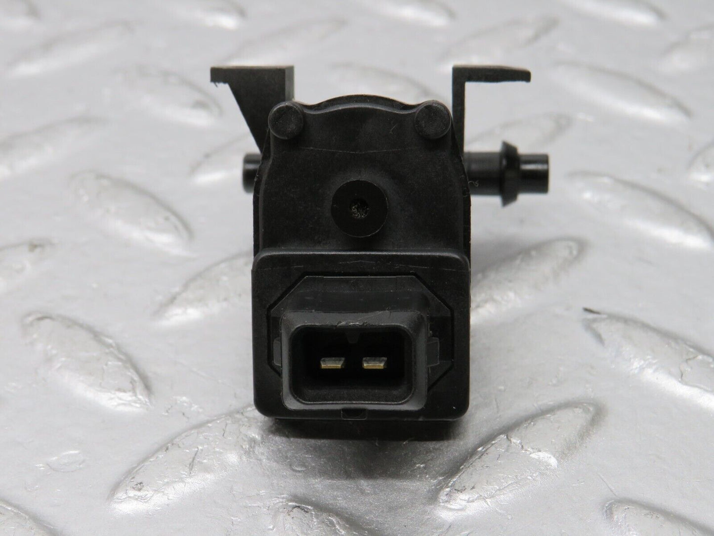 33482 Mercedes-Benz W202 C180 Heater Control Vacuum Valve 2028000178