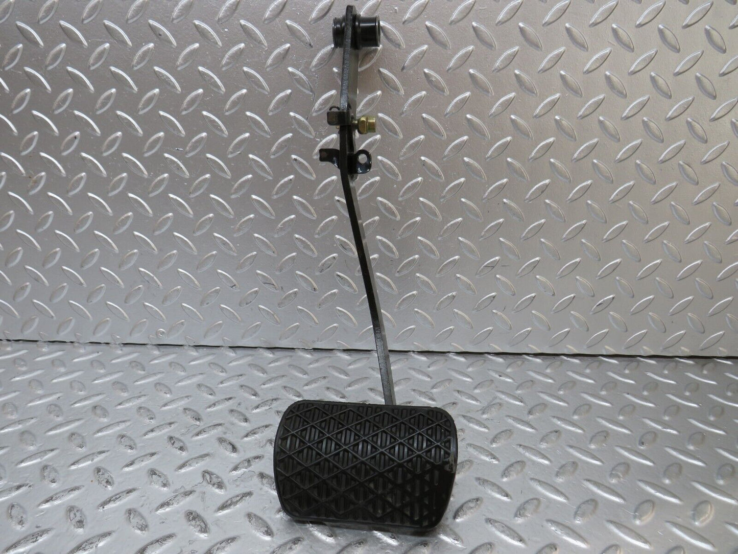 26584 Mercedes-Benz C124 220CE Coupe Brake Pedal 1232910082