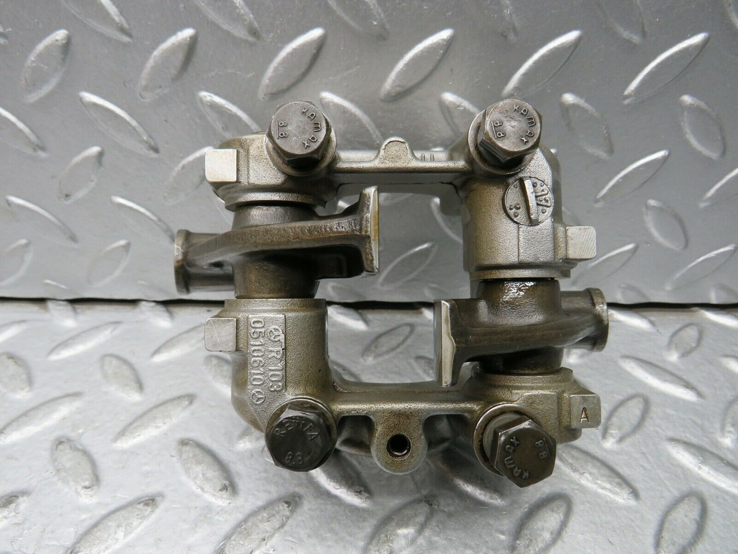 21742 Mercedes-Benz W126 300SE Rocker Arms Camshaft Bearing Block 1030510610