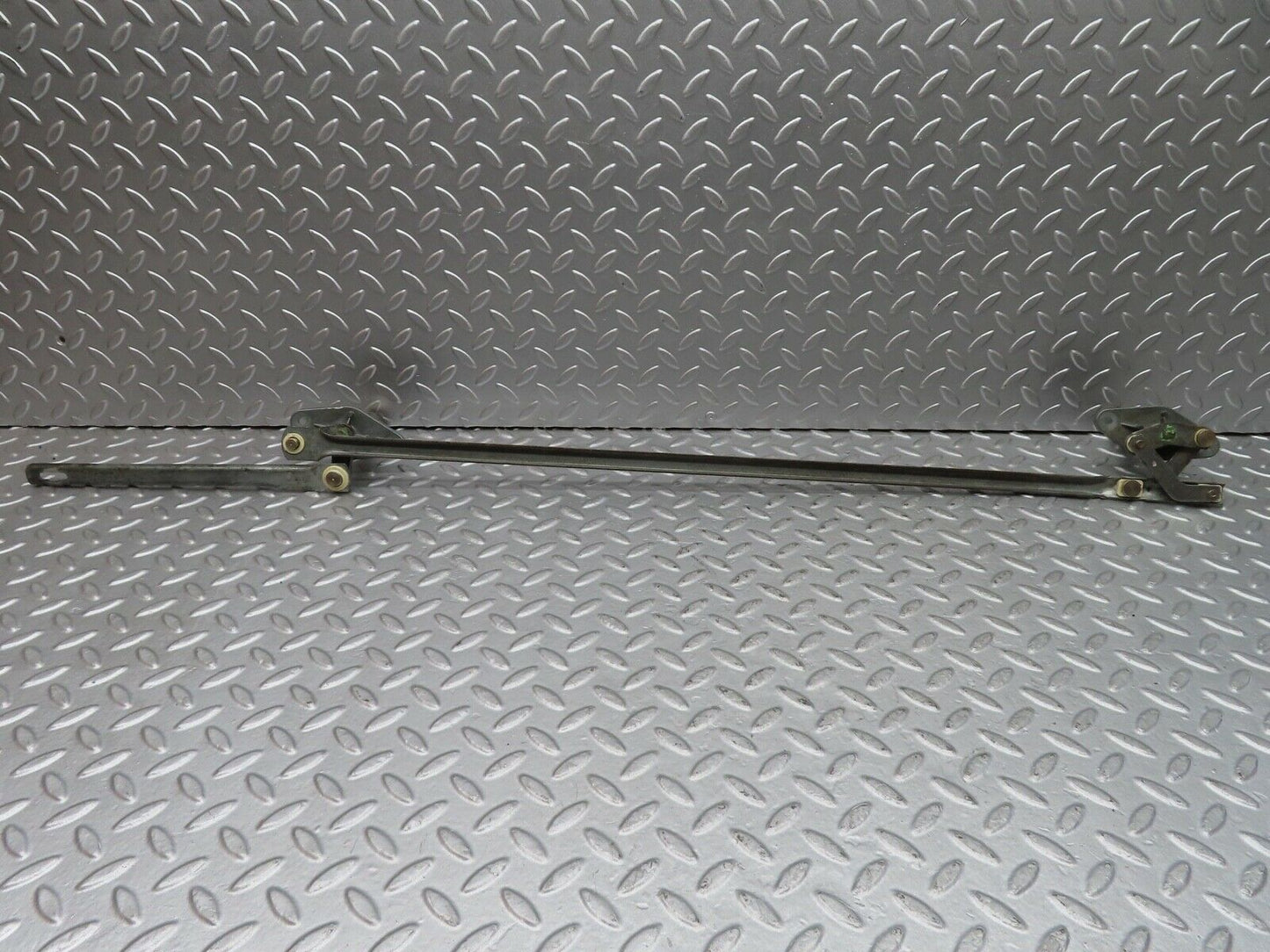 21000 Mercedes-Benz W114 250CE Coupe Windscreen Wiper Linkage