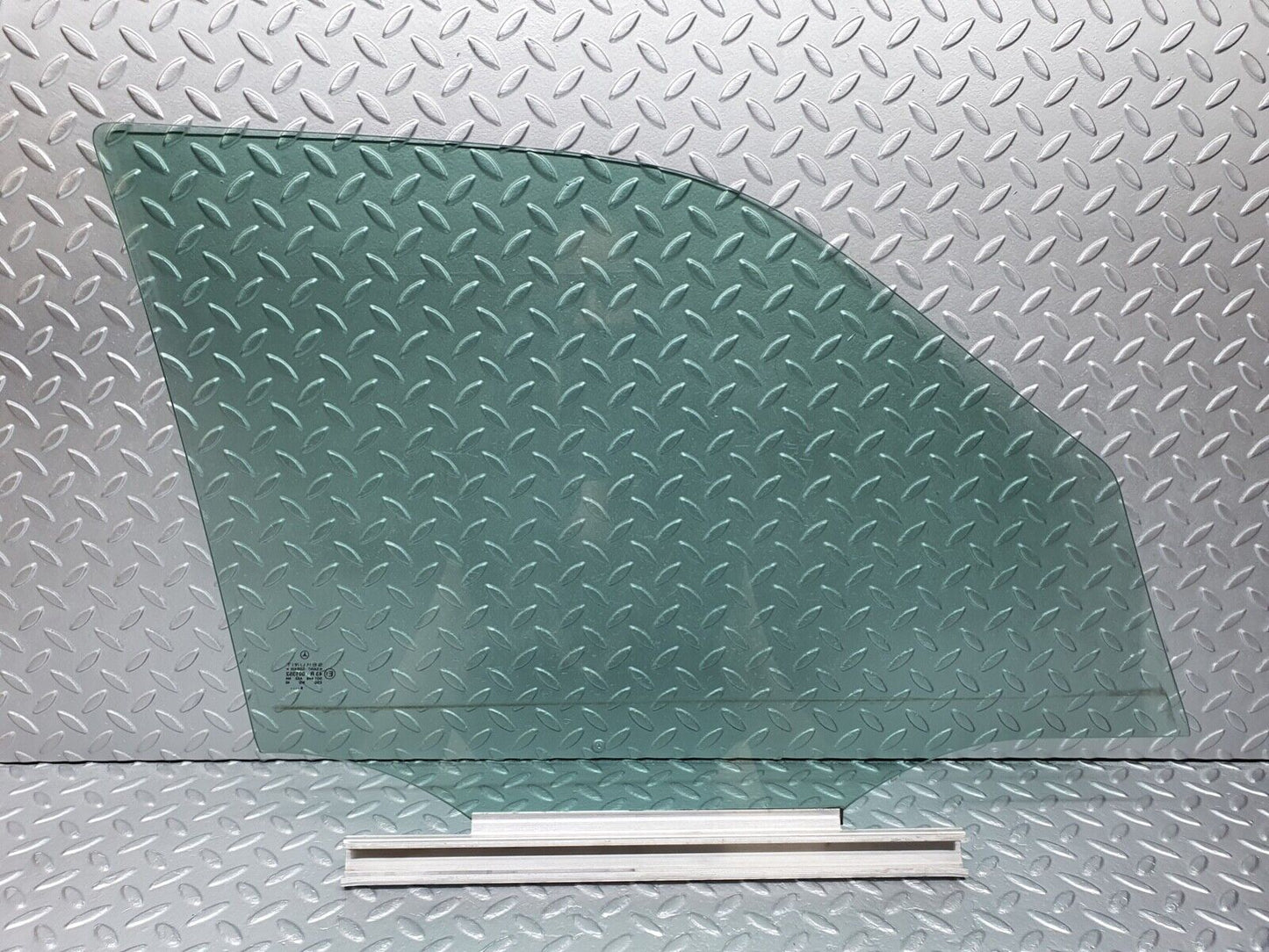 41994 Mercedes-Benz W202 C200 Front Left Door Window Glass