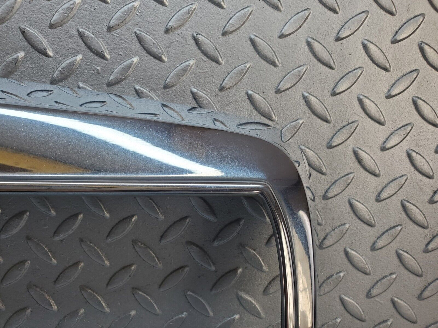 45724 Mercedes-Benz W126 420SE Bonnet Grill Chrome Frame